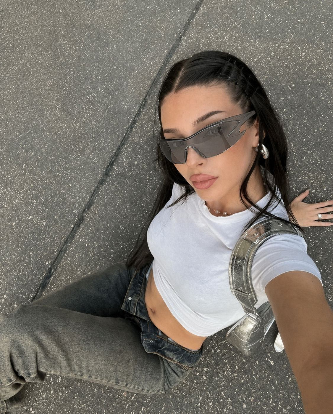 Lunettes futuristiques grises portées streetwear femme