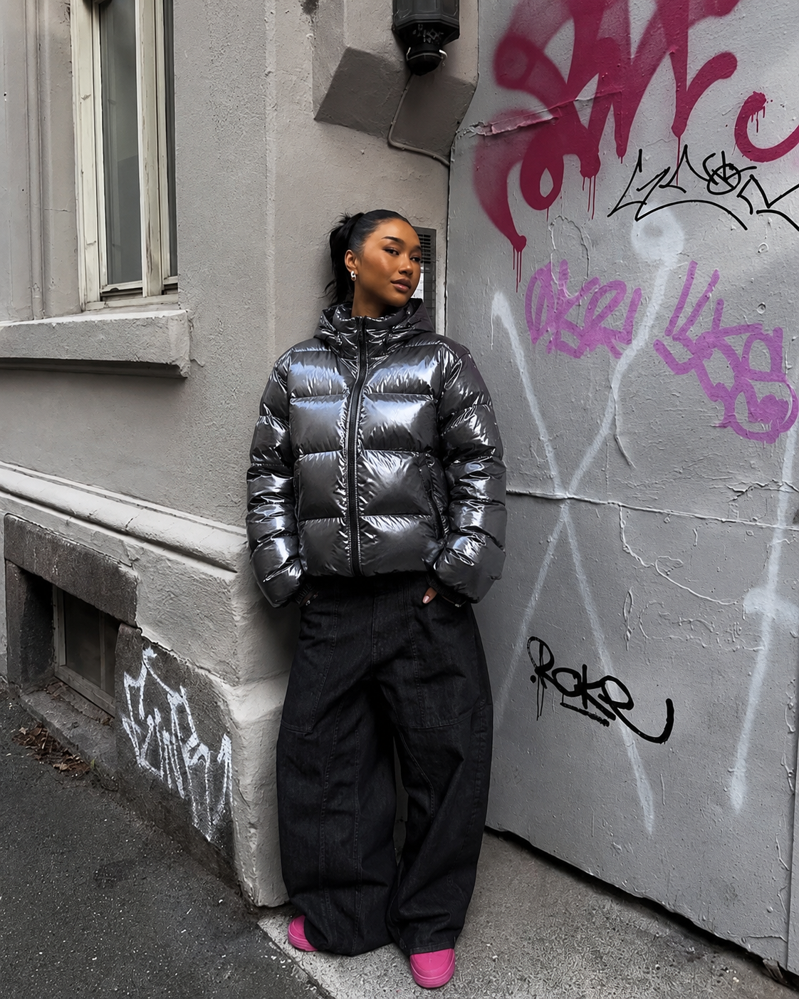 Doudoune Puffer noire brillante portée dans un look urbain