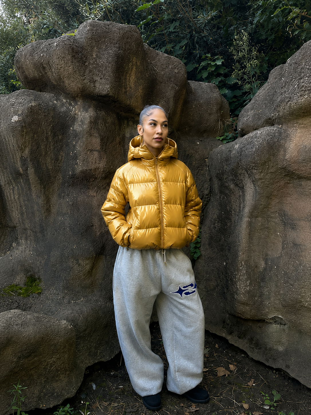 Doudoune Puffer jaune brillante portée avec pantalon large gris
