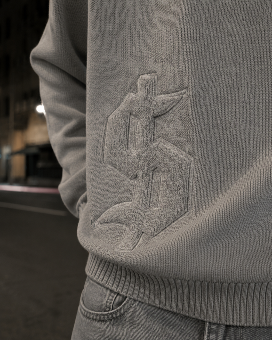 Pull Dollar gris gros plan sur la broderie dollar ton sur ton