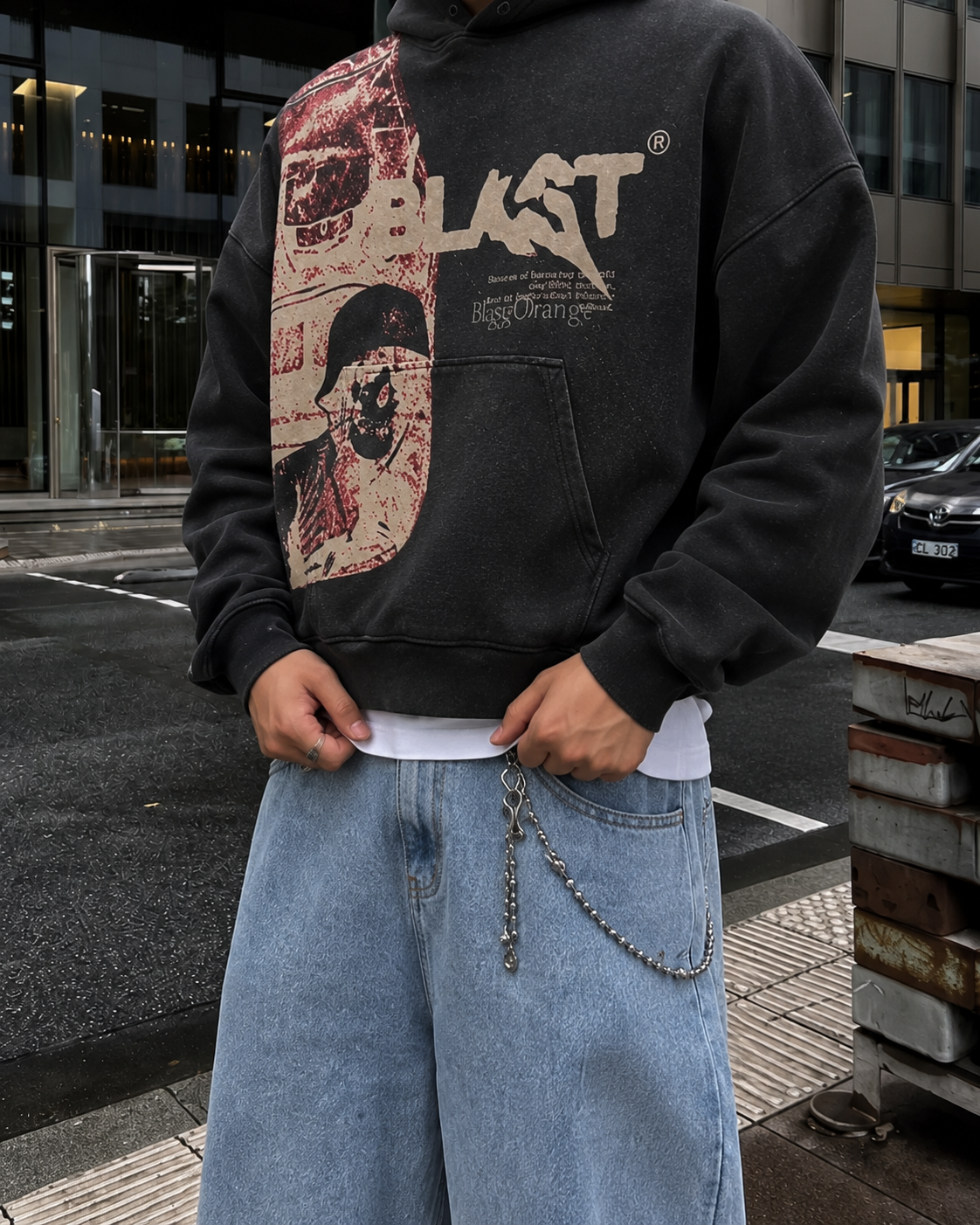 Hoodie Blast noir détail print rouge et beige