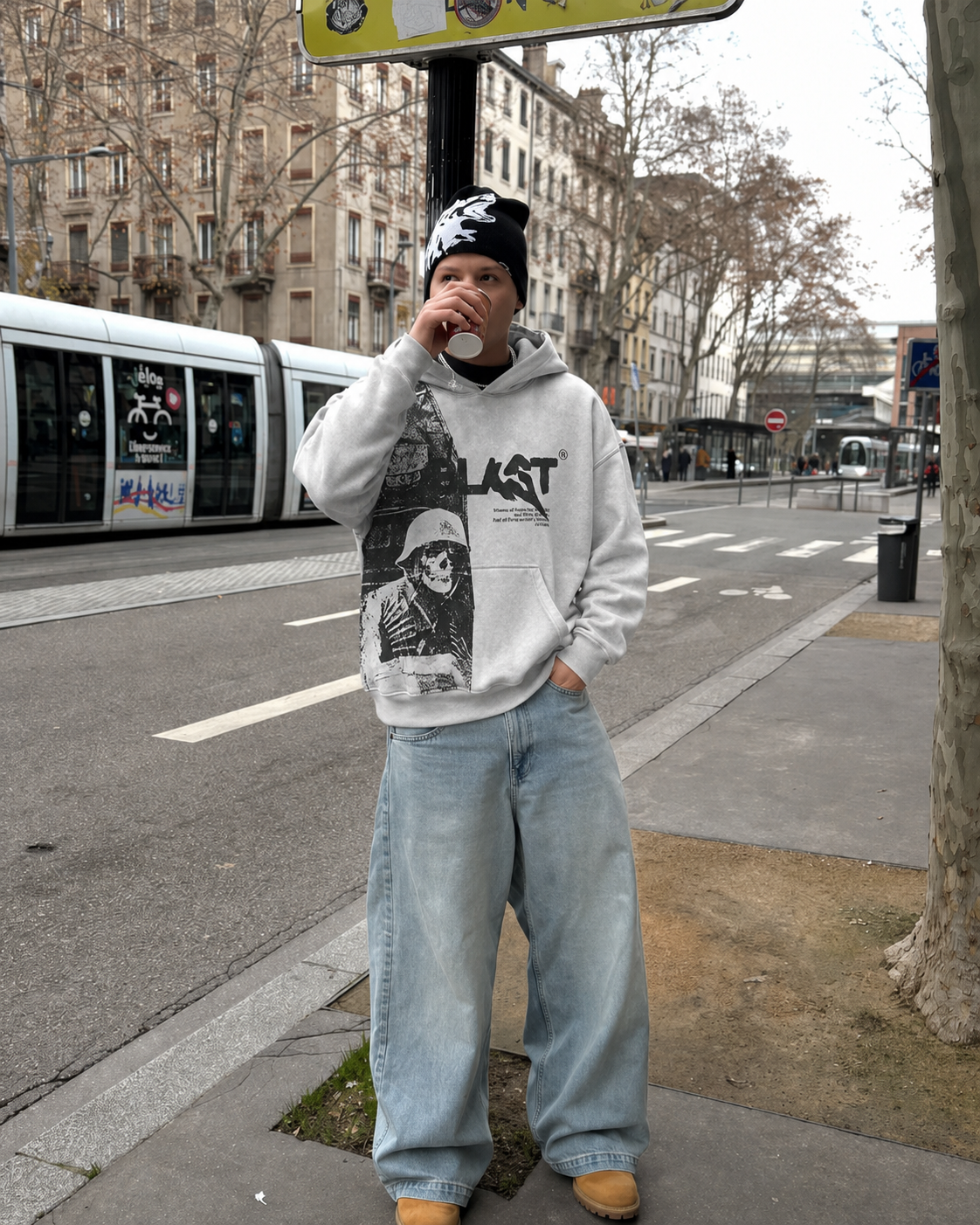 Hoodie Blast gris porté streetwear Y2K