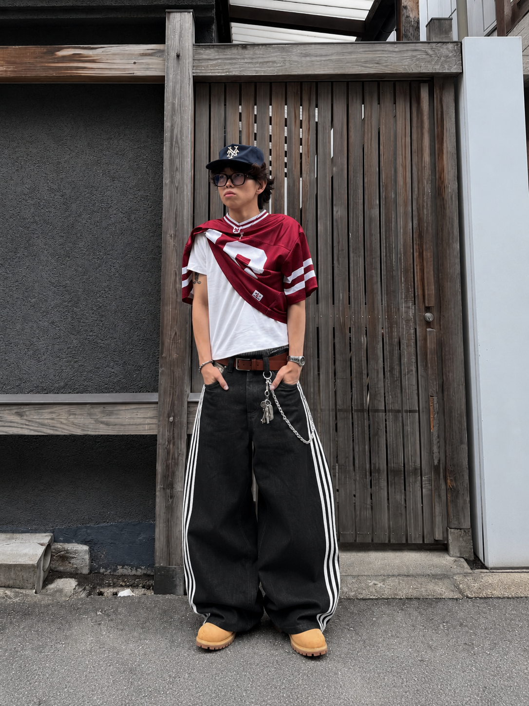 Jean bandes noir bandes blanches porté style Y2K