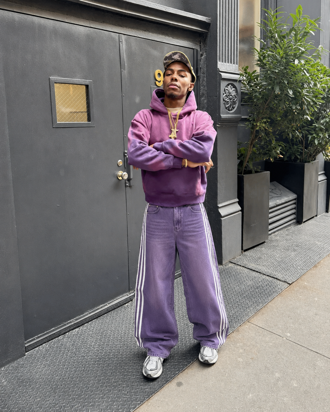 Jean bandes violet homme porté style Y2K