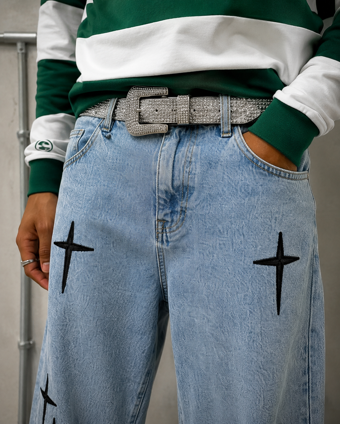 Jean croix Y2K porté avec polo et ceinture strass