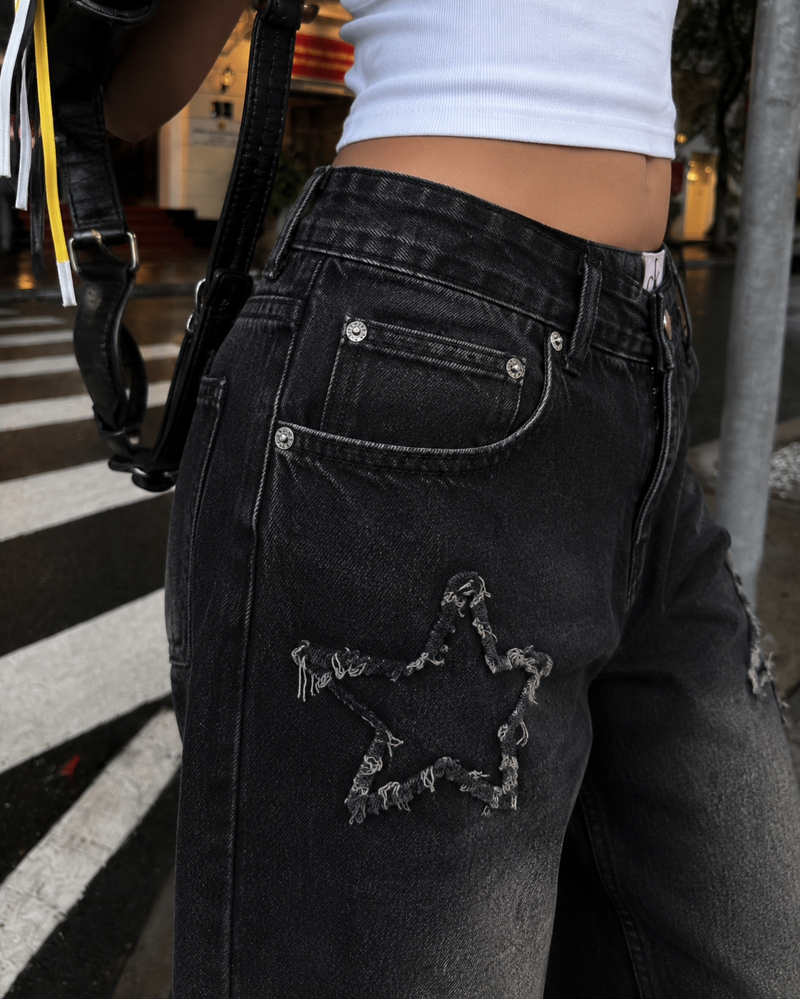 Jean étoile noir détail étoile découpée effilochée