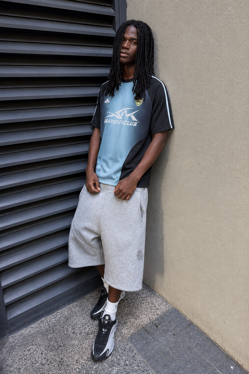 Maglia da calcio Signature blu nera indossata streetwear Y2K in città