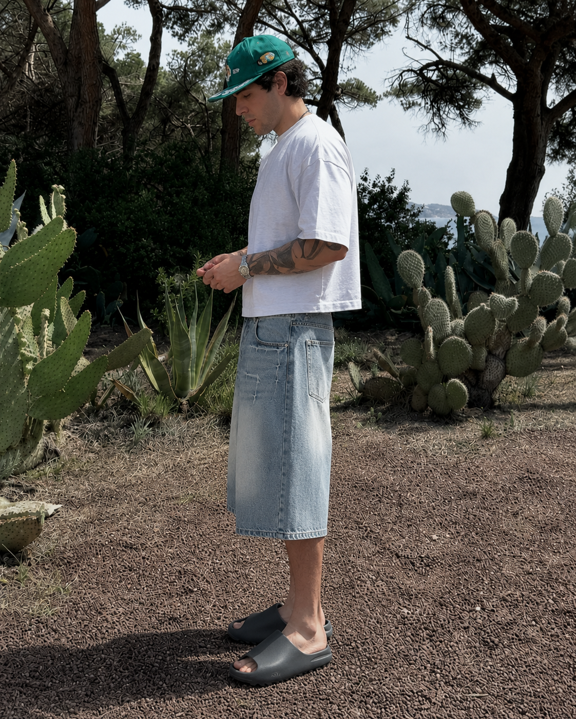 Jorts washed baggy Y2K homme porté style streetwear vue côté