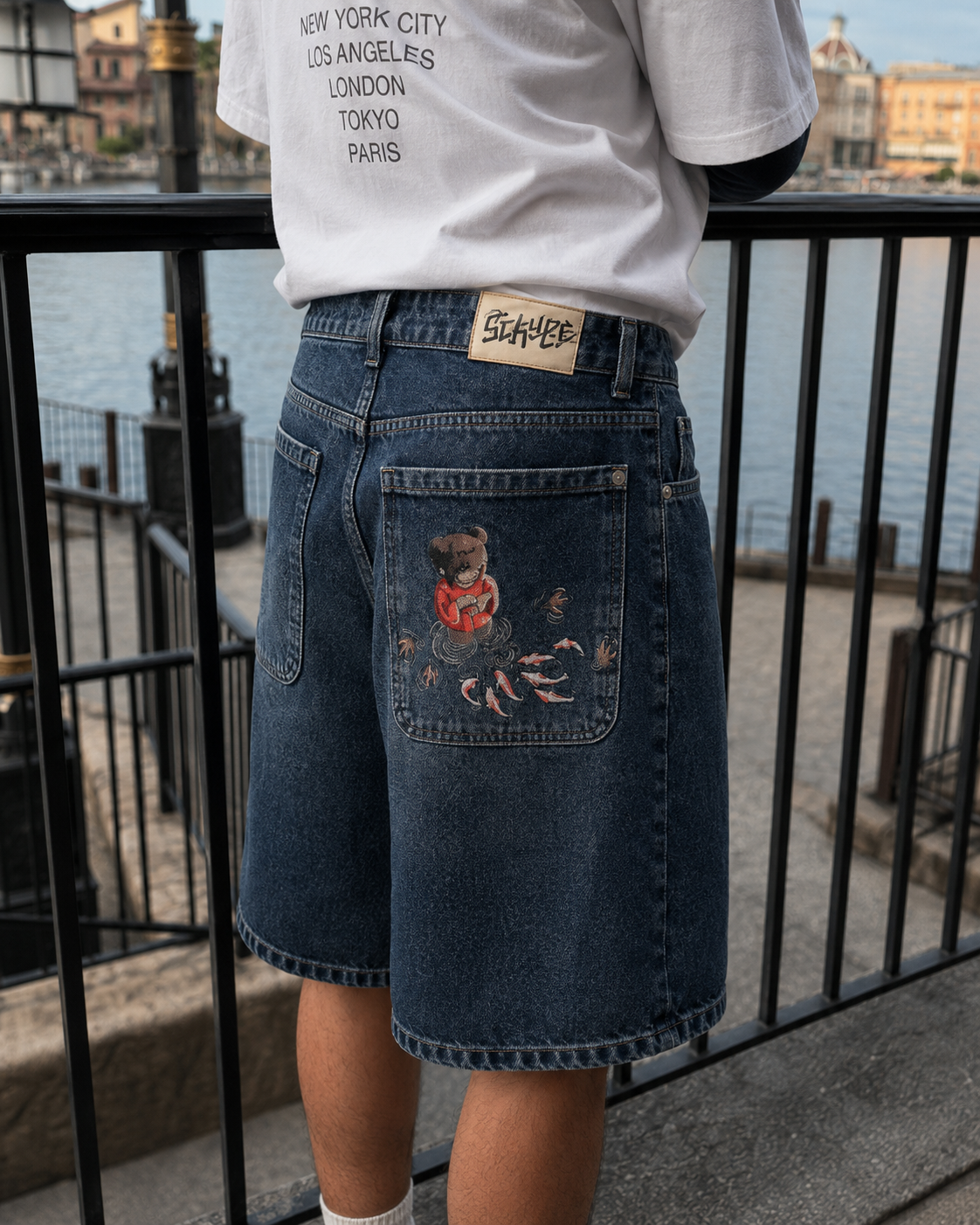 Jorts Koi portés de profil, denim bleu délavé sombre
