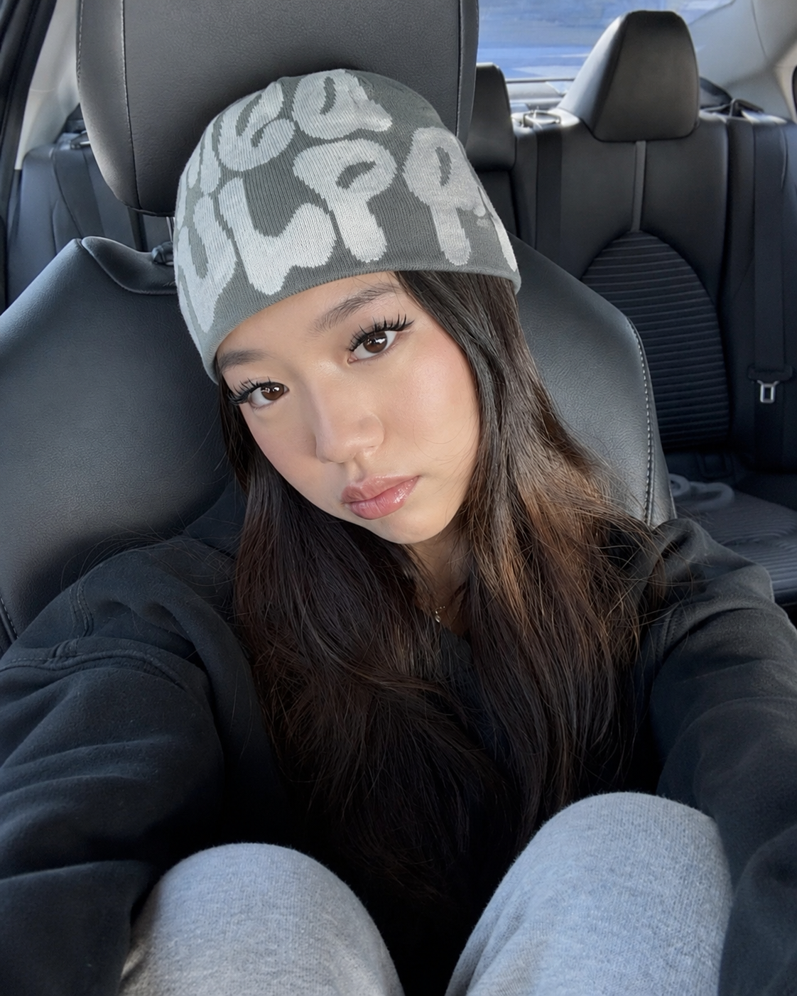 Bonnet Mea Culpa gris crème porté selfie streetwear