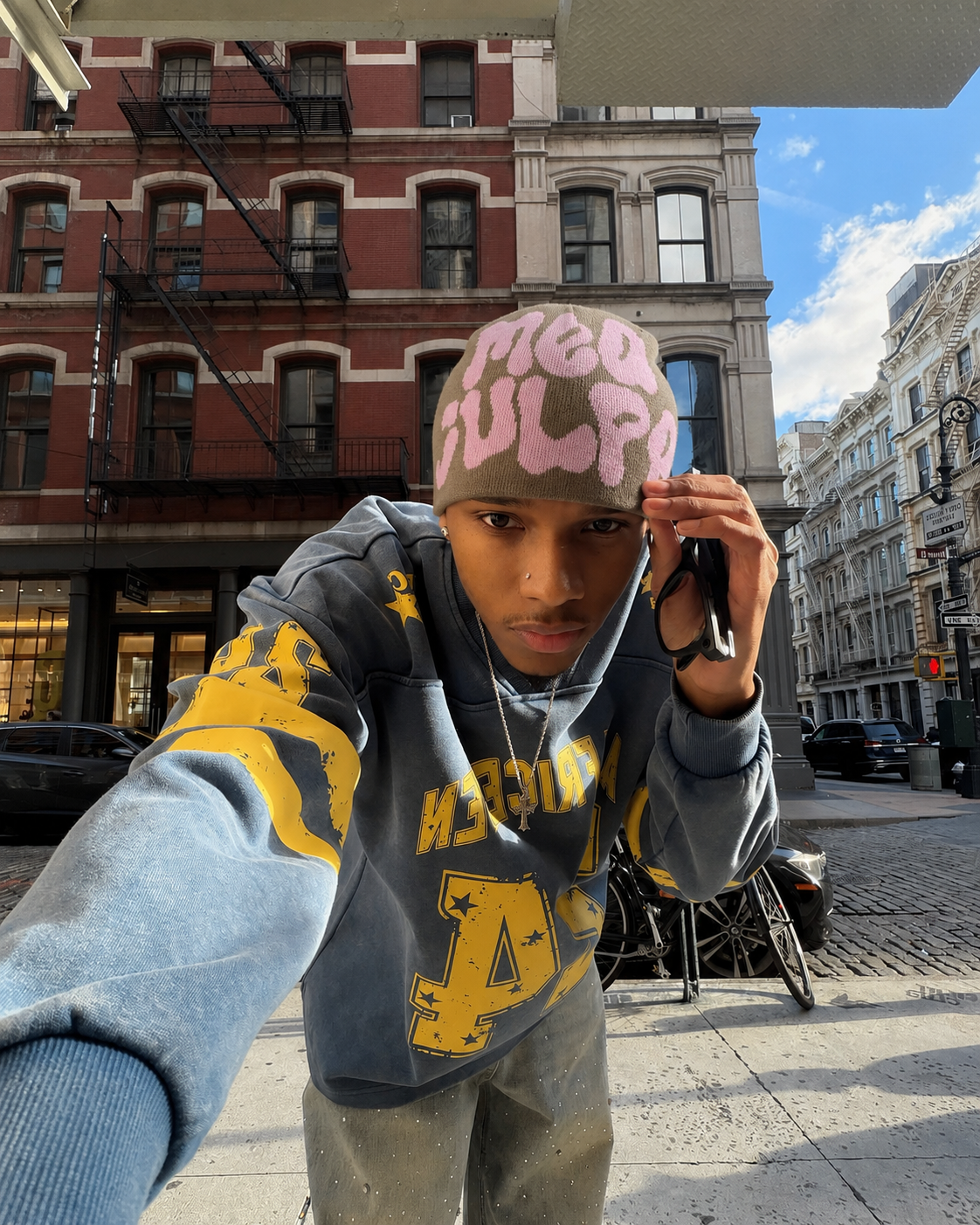 Bonnet Mea Culpa kaki rose porté streetwear Y2K