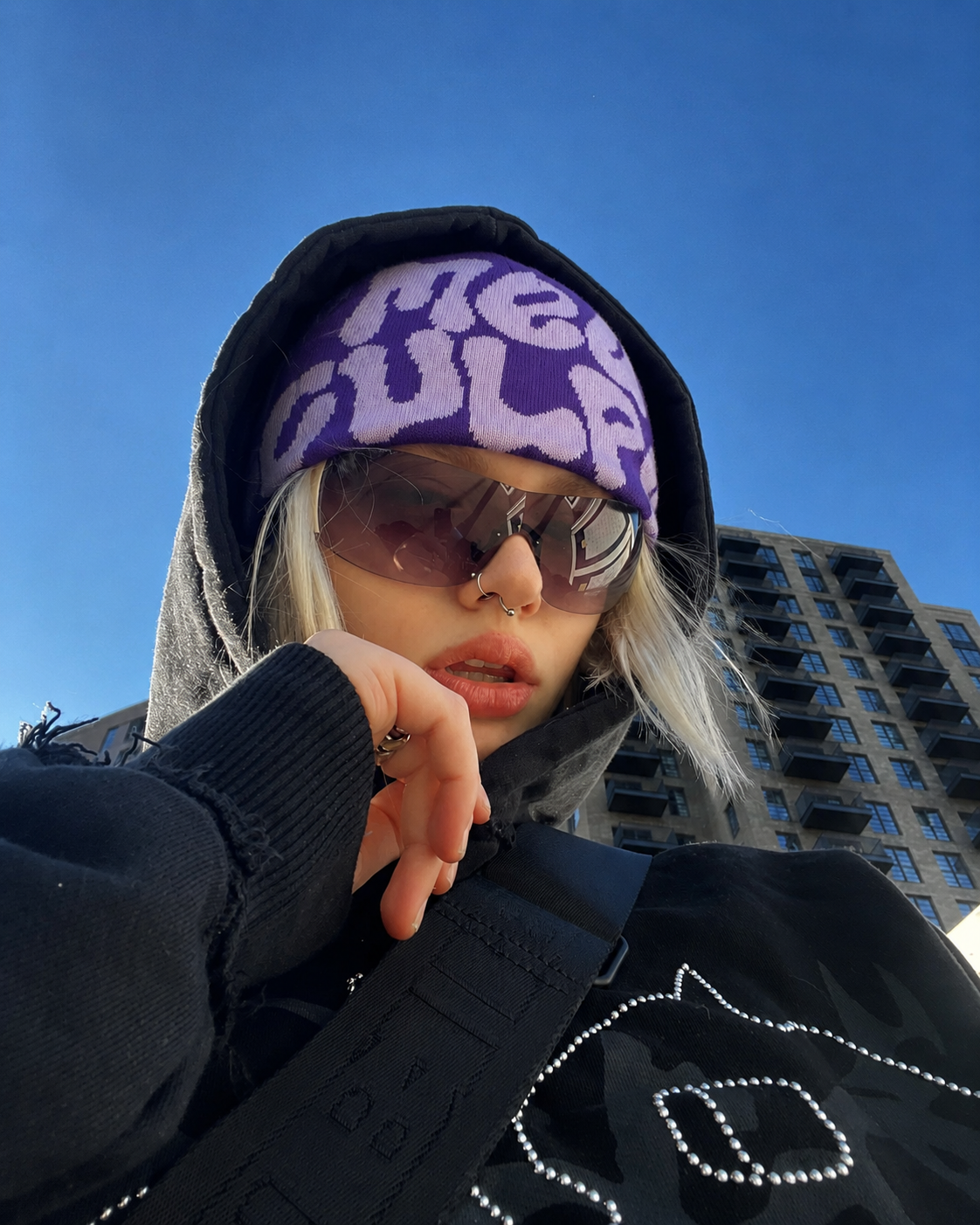 Bonnet Mea Culpa violet rose porté streetwear Y2K