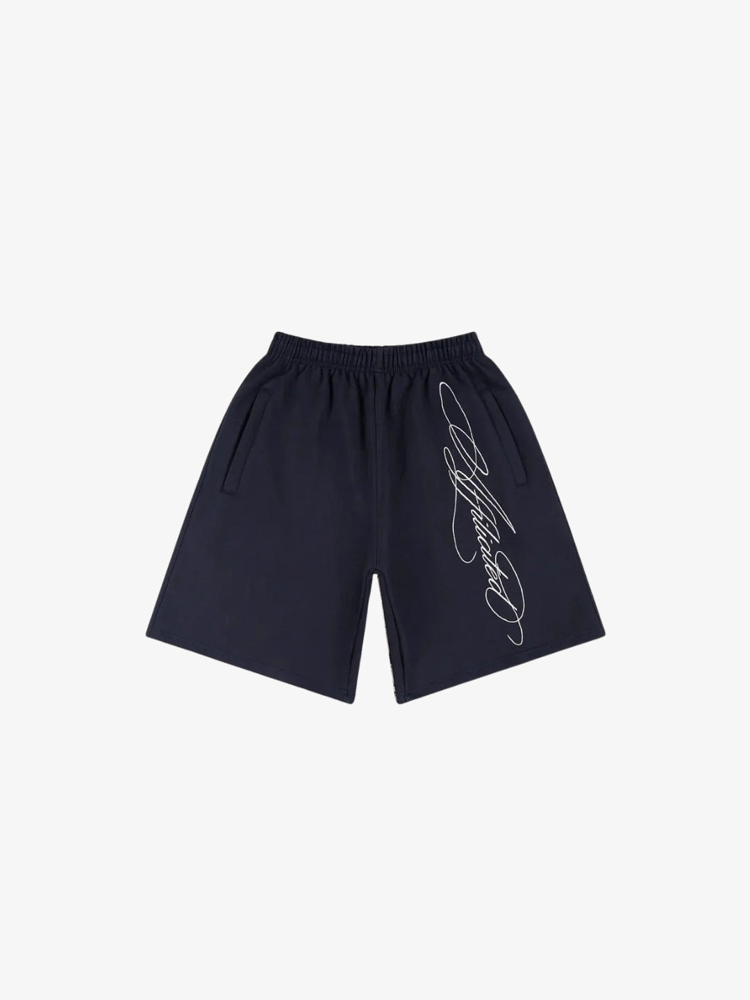 Short baggy bleu marine avec signature blanche sur la jambe, vue avant sur fond blanc
