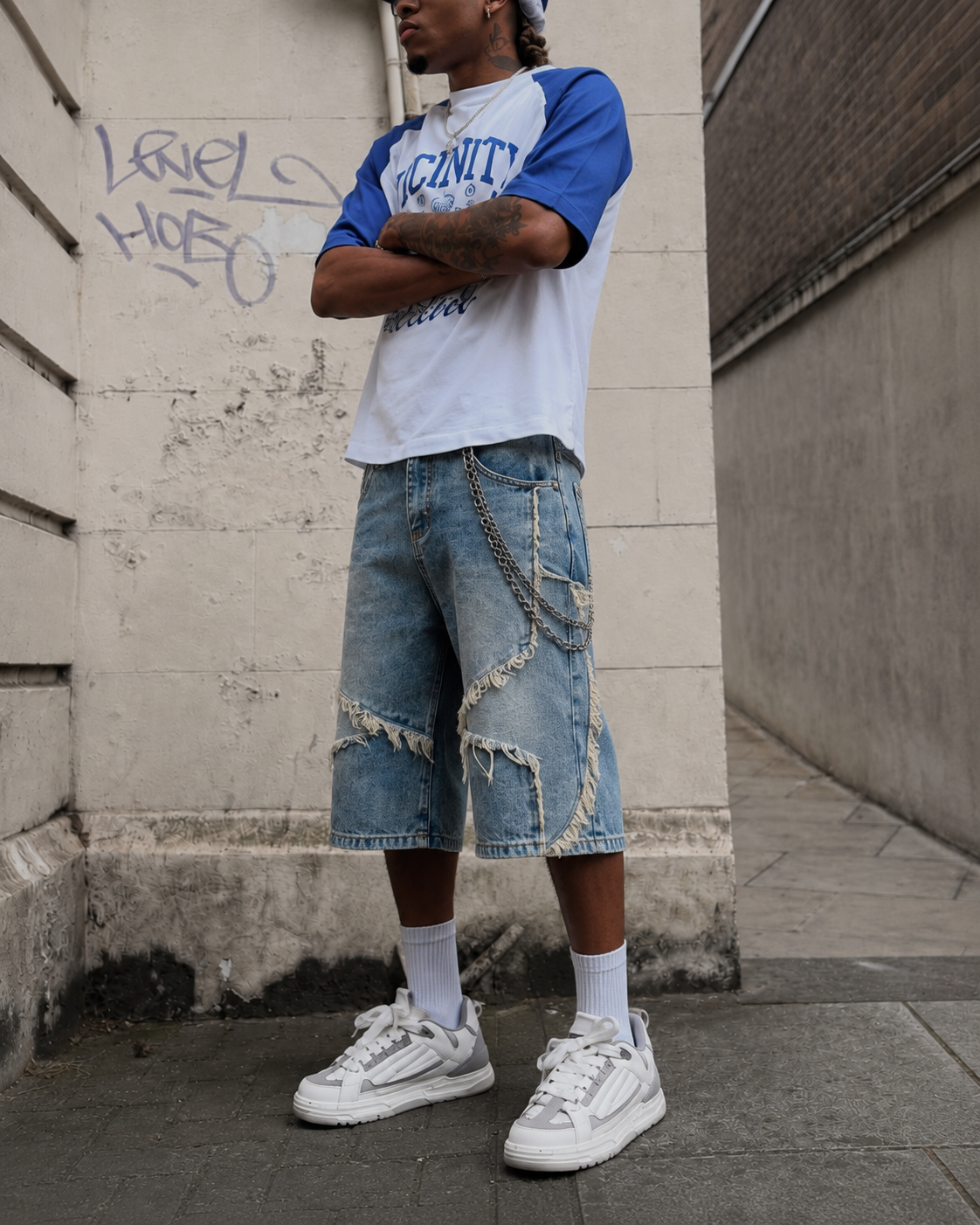 Jorts patchwork bleu clair portés de 3/4, homme