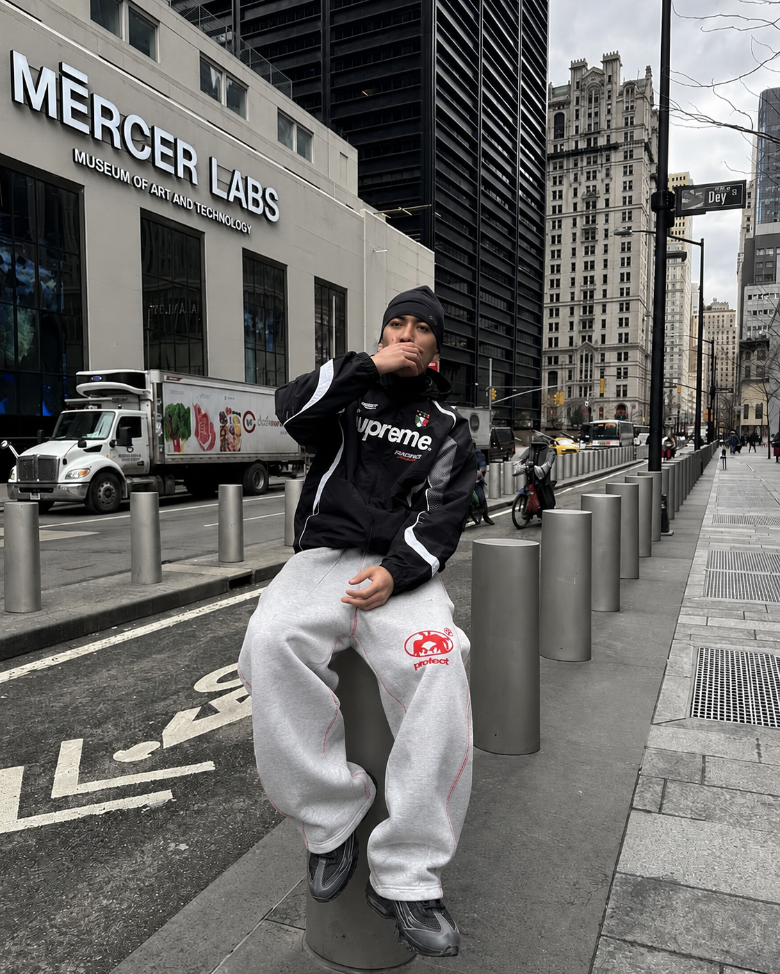 Jogging Protect gris porté streetwear Y2K à New York