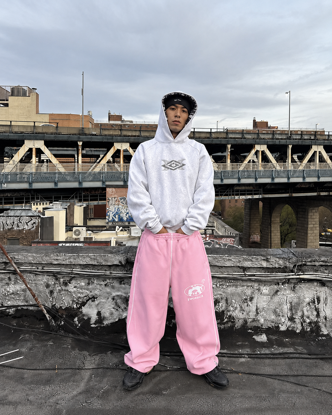Jogging Protect rose porté streetwear Y2K sur toit