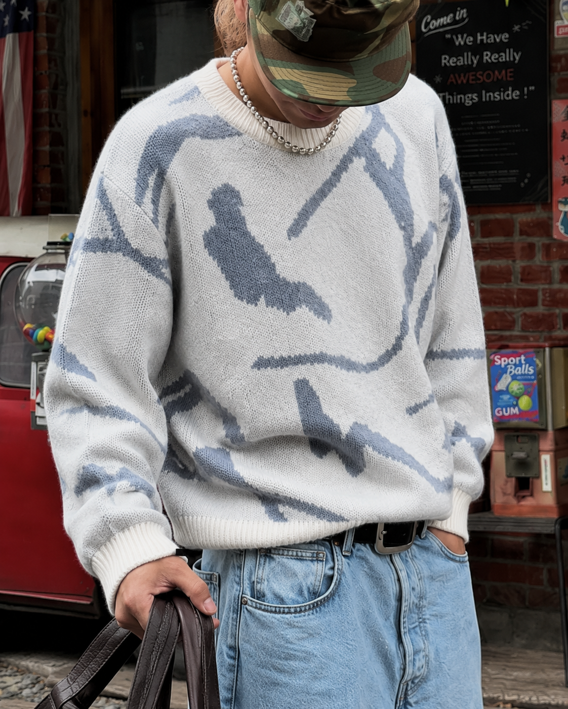 Pull abstrait blanc et bleu gris porté détail coupe ample