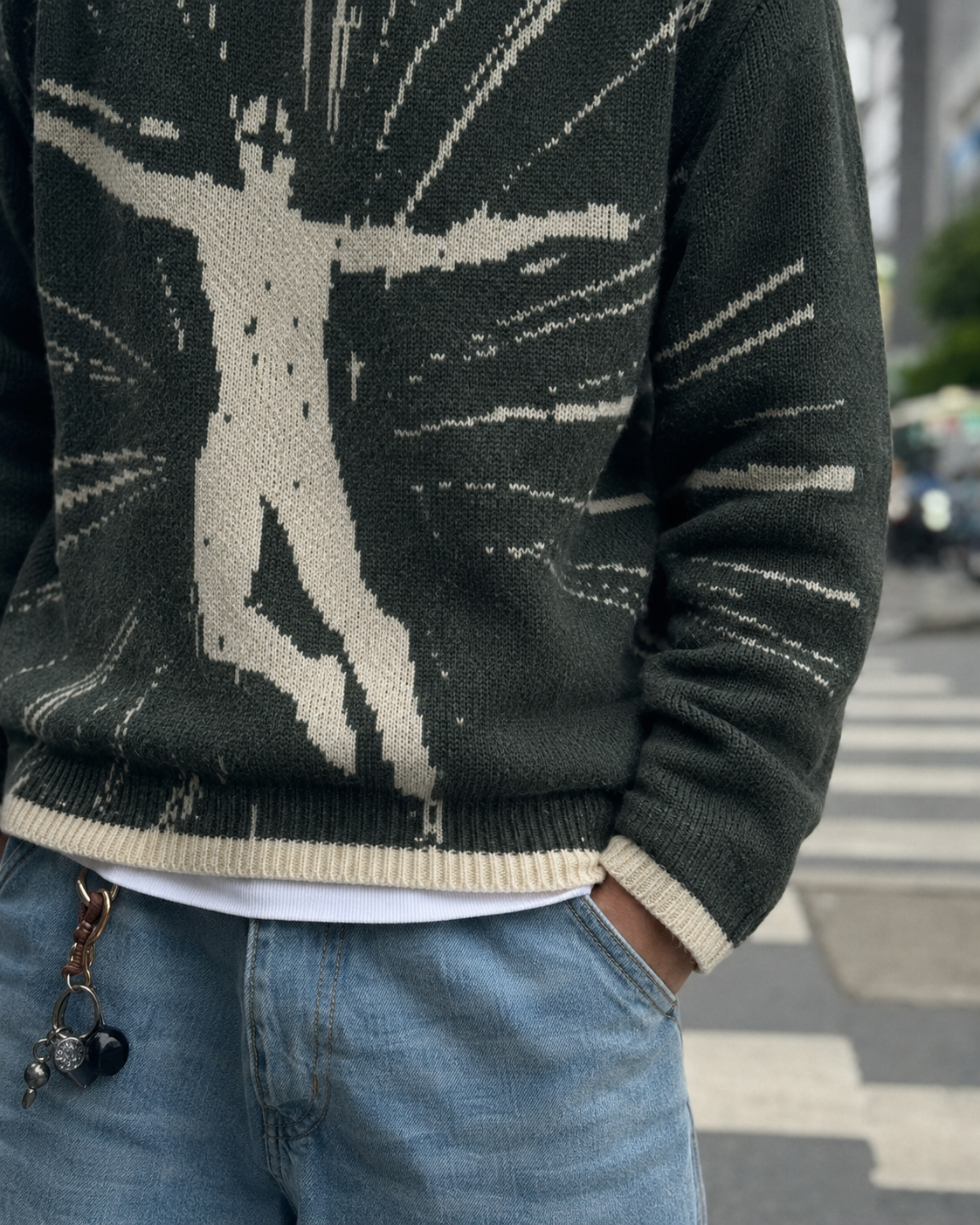 Détail ourlet contrasté et motif jacquard du pull maille pixel
