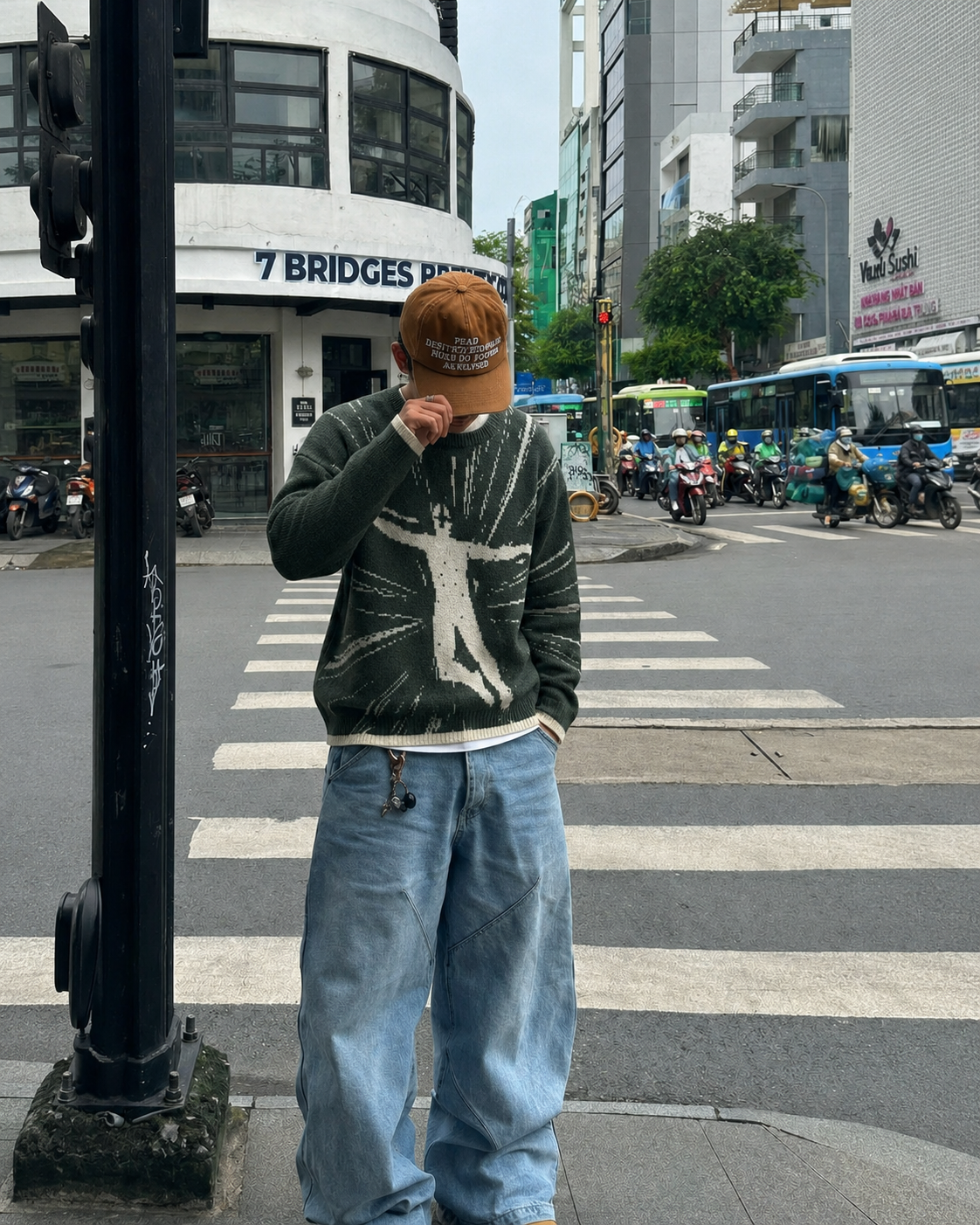 Pull Pixel Y2K porté de face - silhouette oversize streetwear