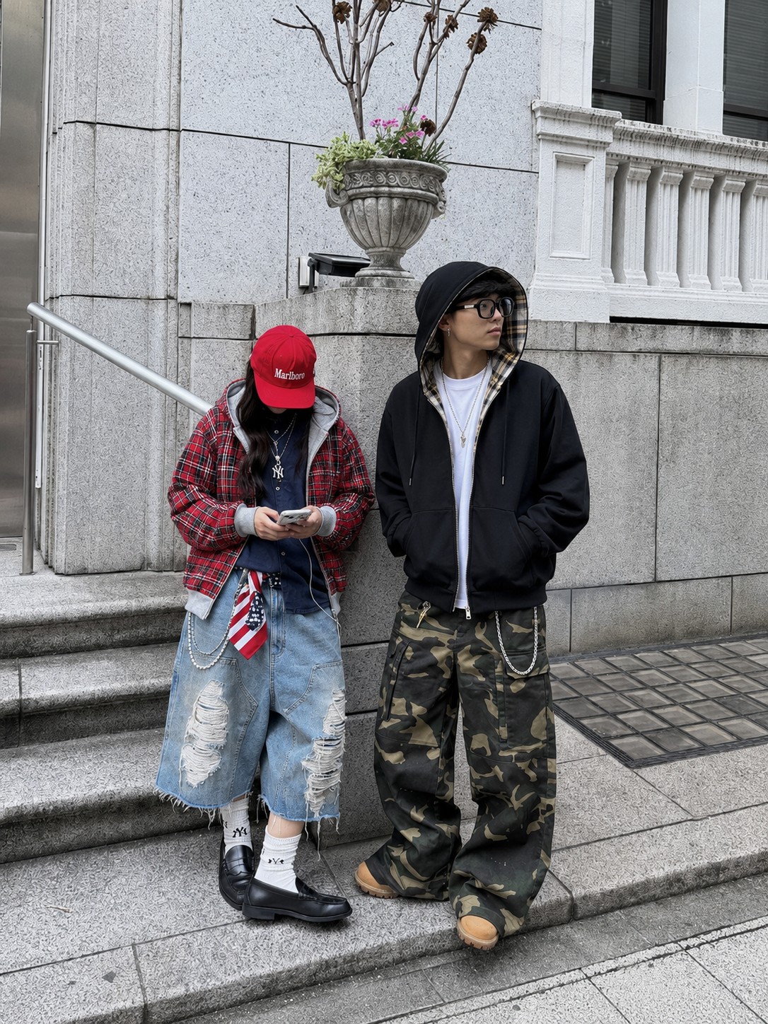 Sweat plaid réversible noir et jaune porté en duo streetwear