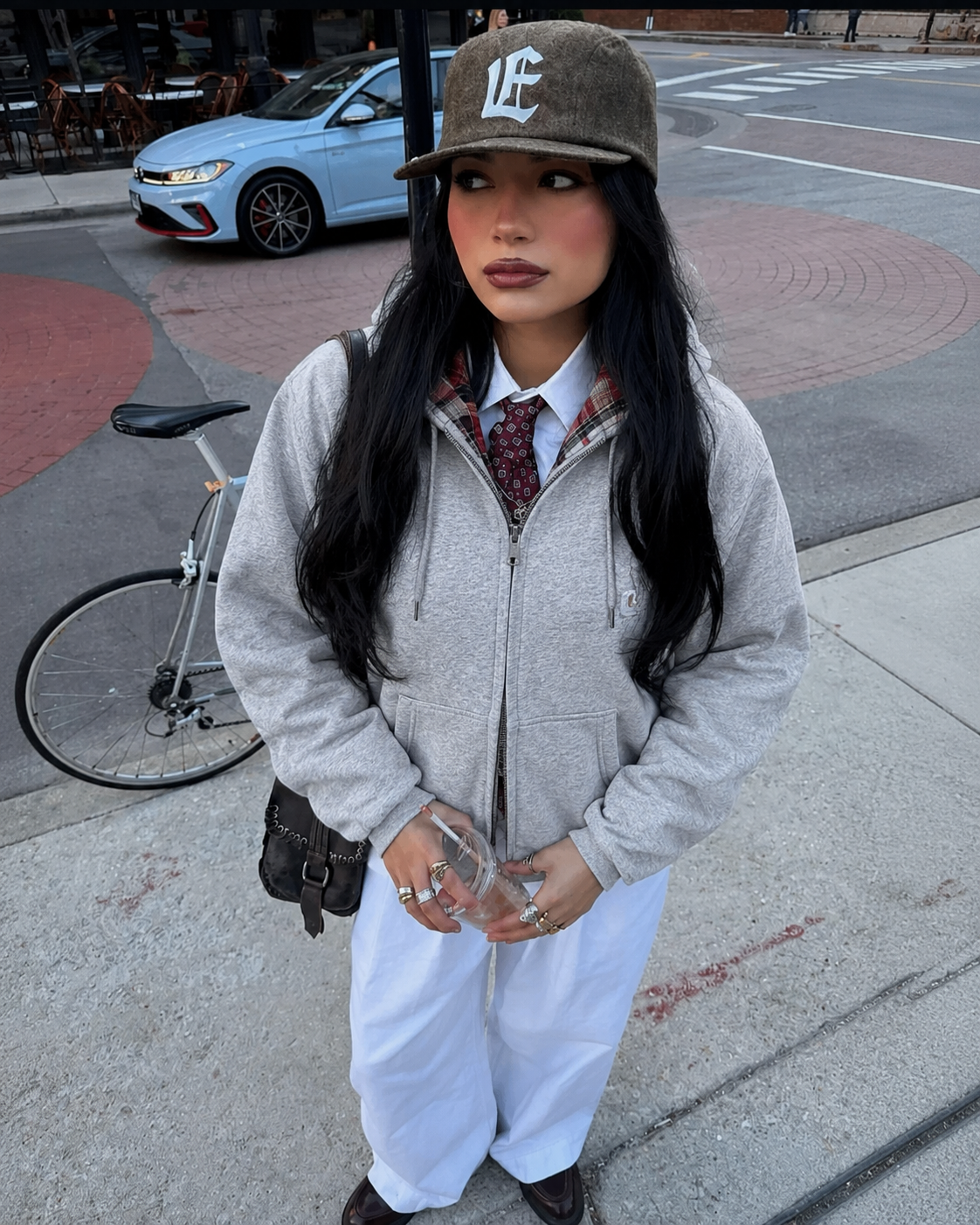 Sweat plaid réversible gris et rouge porté en look preppy streetwear