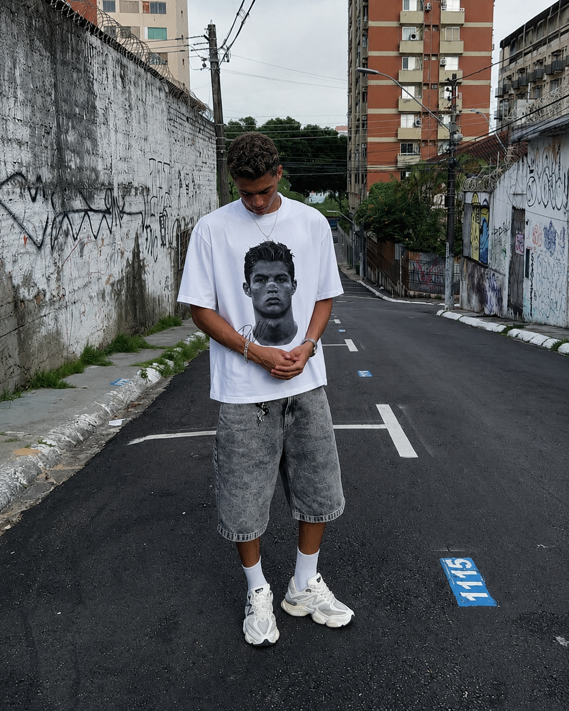 T-shirt Ronaldo blanc oversize porté de face