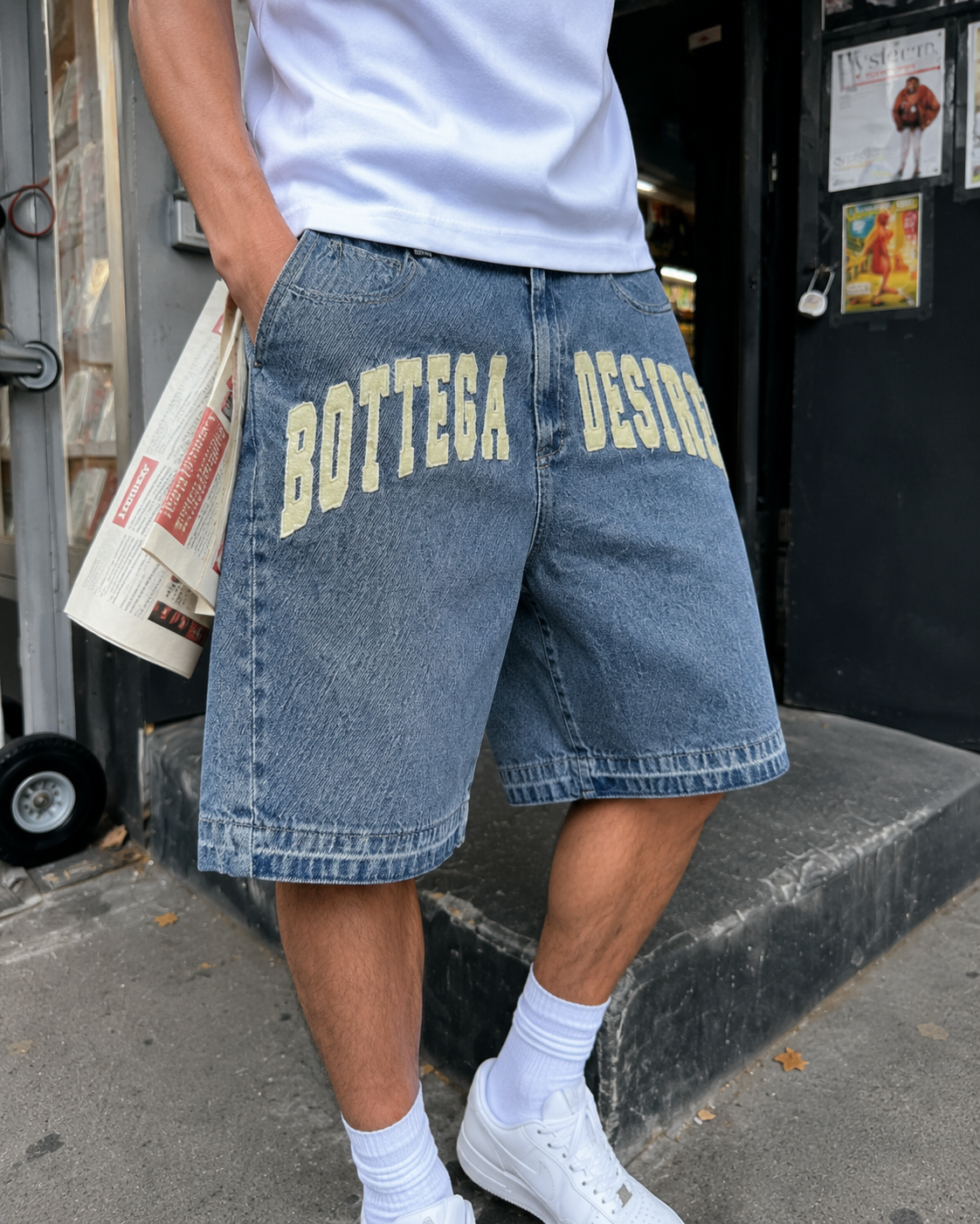Short baggy azul lavado puesto detalle letras delanteras