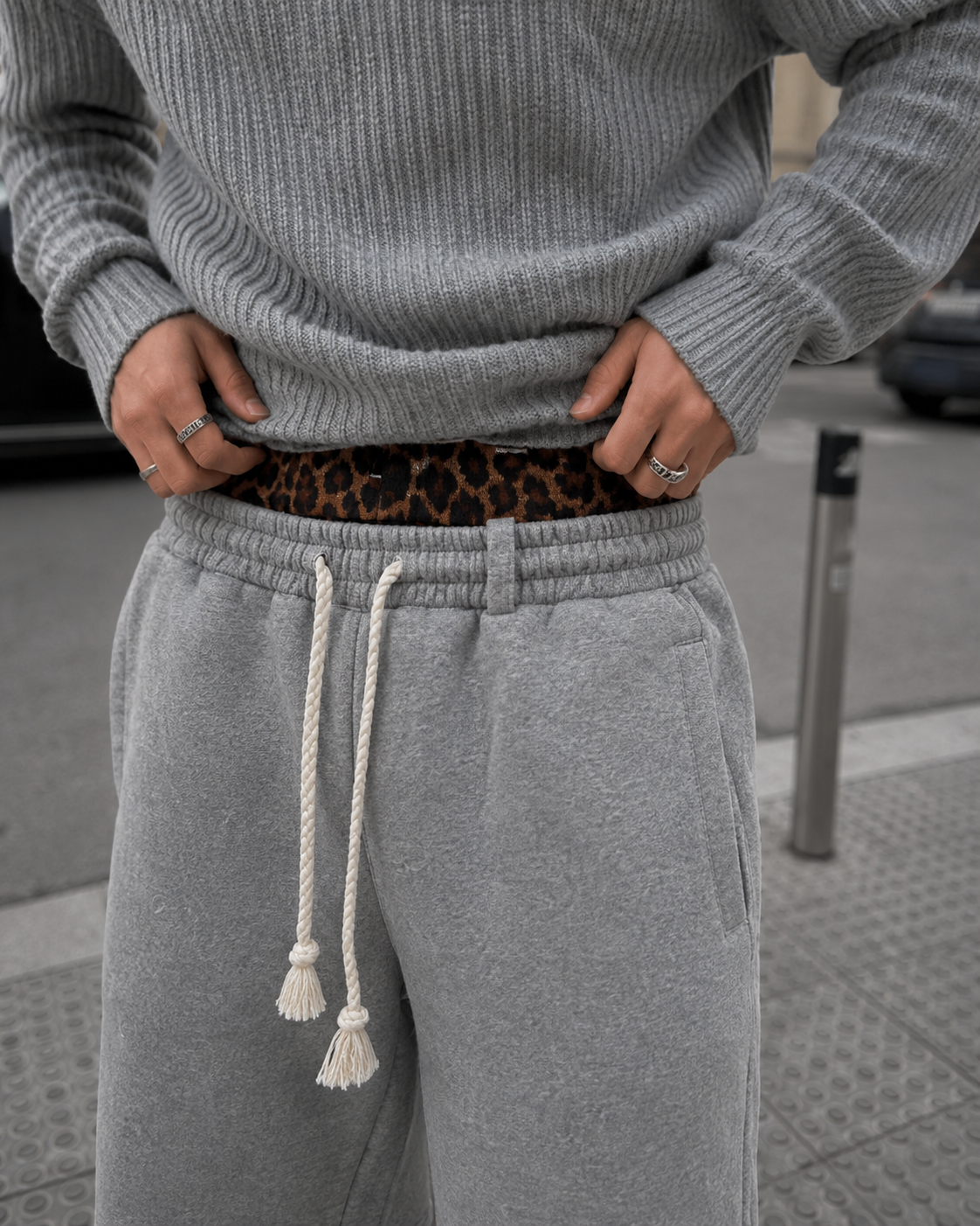 Détail du waistband léopard sur short double ceinture gris