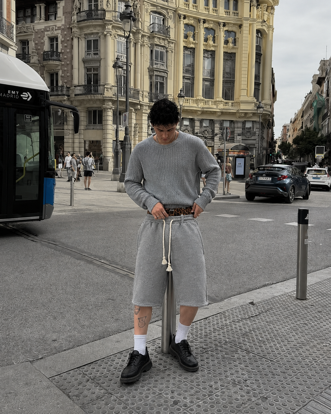 Short double ceinture gris léopard porté en tenue streetwear dans la rue