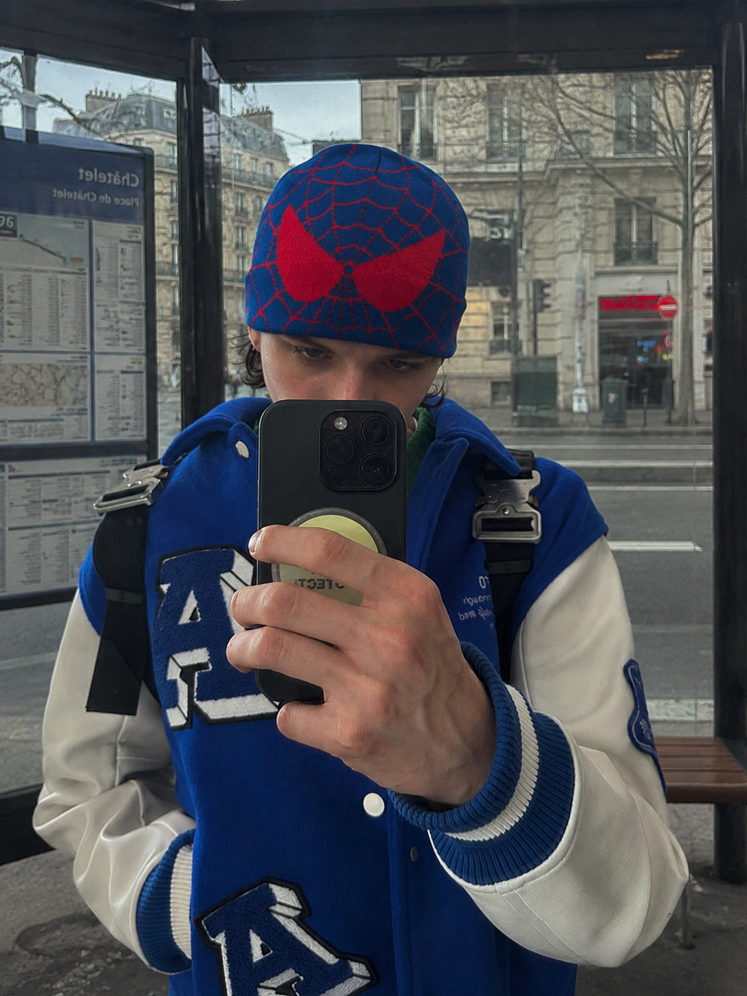Bonnet Spiderman bleu et rouge porté miroir streetwear