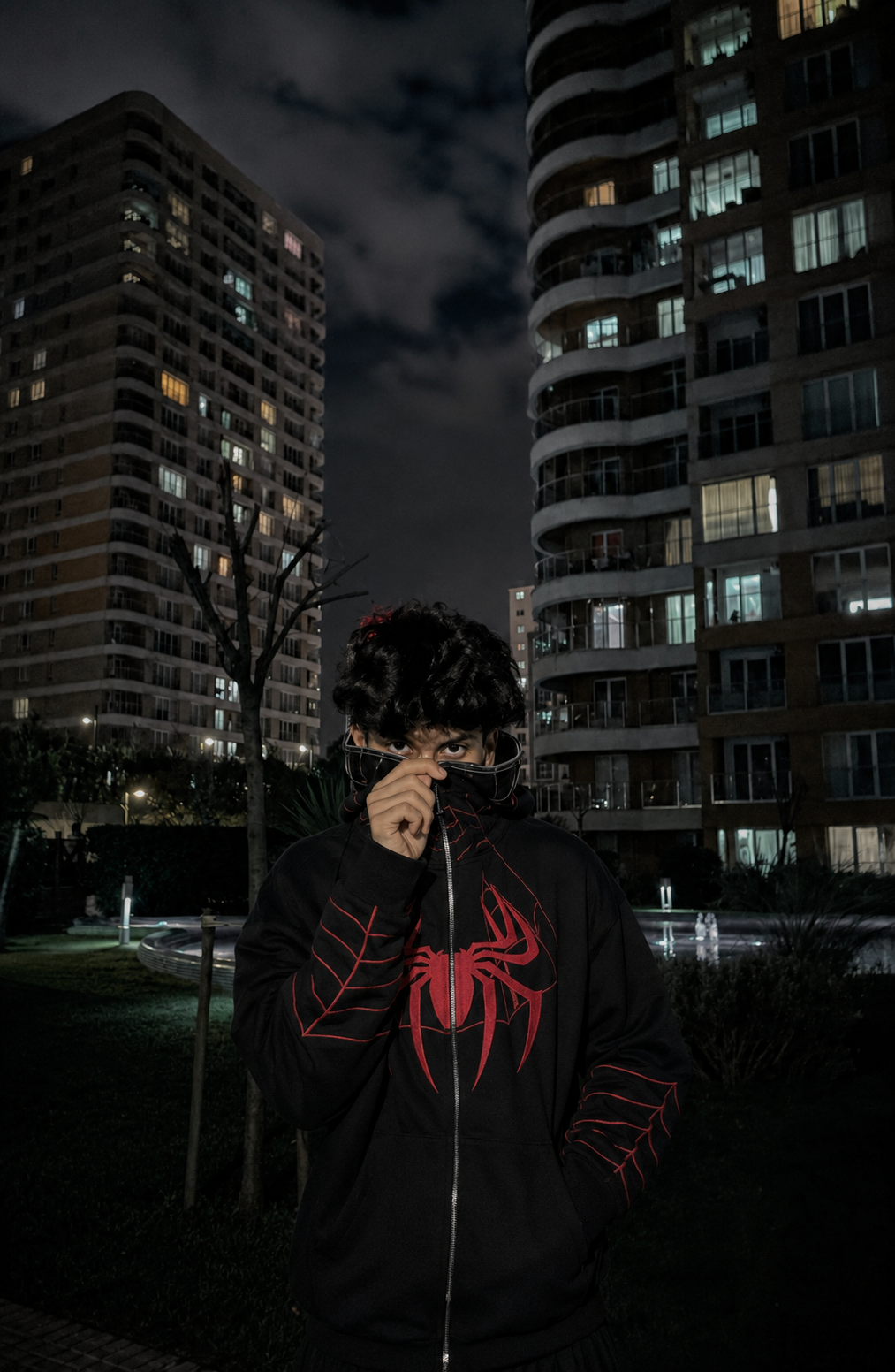 Full Zip Spiderman noir rouge porté streetwear de nuit