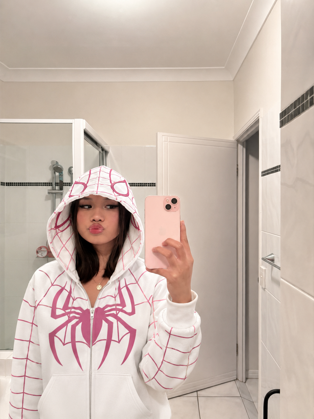 Full Zip Spiderman blanc rose porté selfie capuche