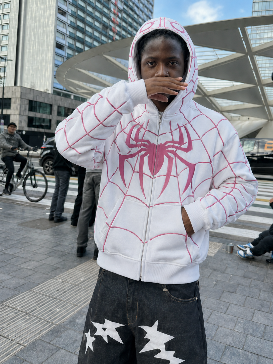 Full Zip Spiderman blanc rose porté streetwear urbain