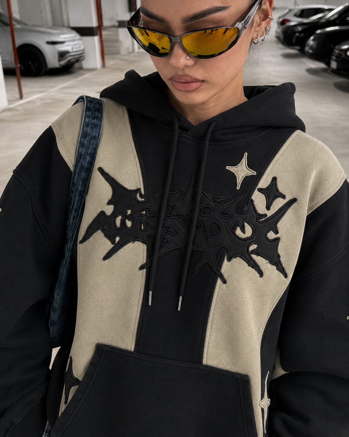 Hoodie étoile noir beige détail broderie poitrine