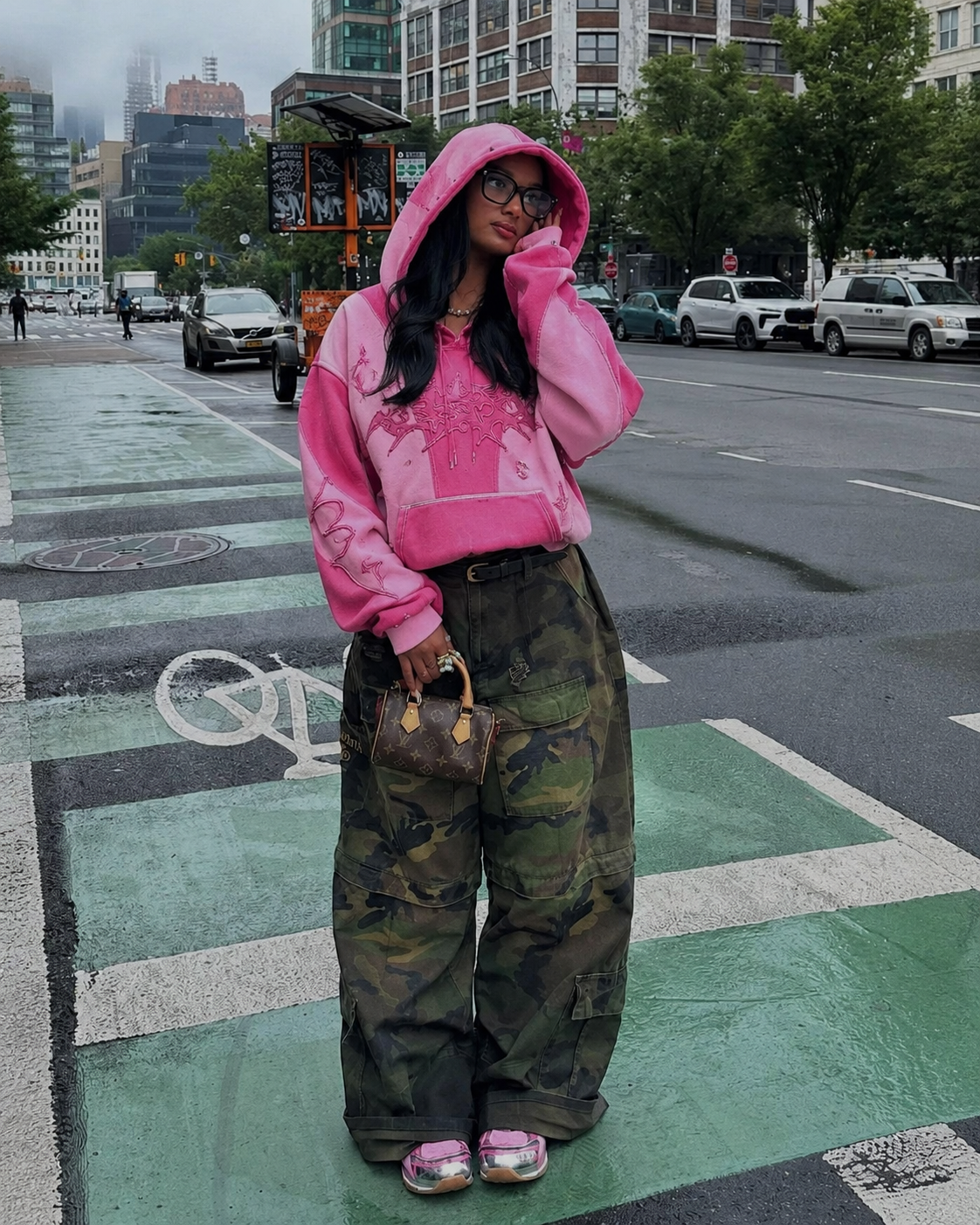 Hoodie étoile rose porté streetwear Y2K