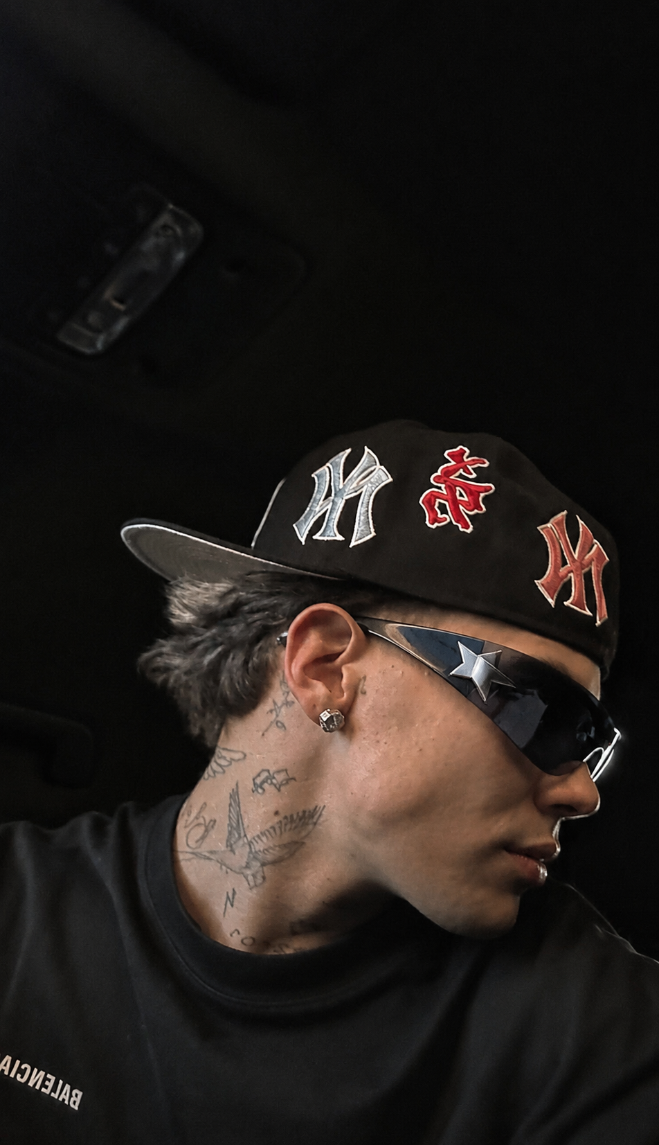 Lunettes étoile noires portées streetwear dark Y2K