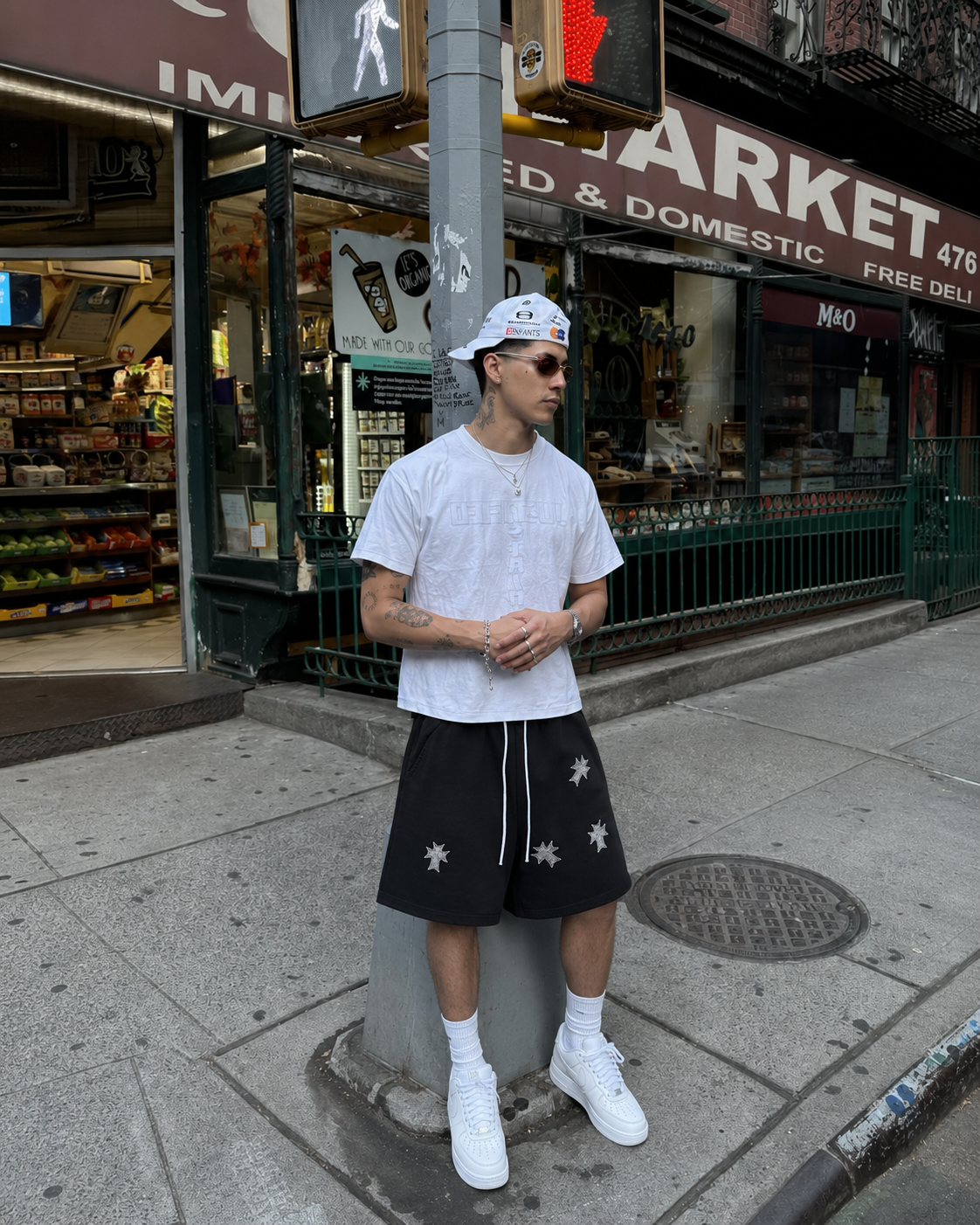 Short étoiles noir porté en tenue streetwear à New York