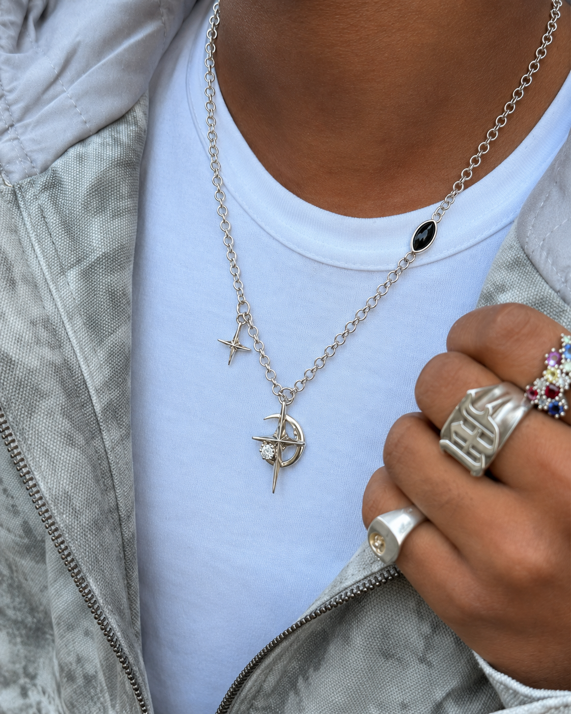 Collier étoile Y2K argenté détail pendentif porté