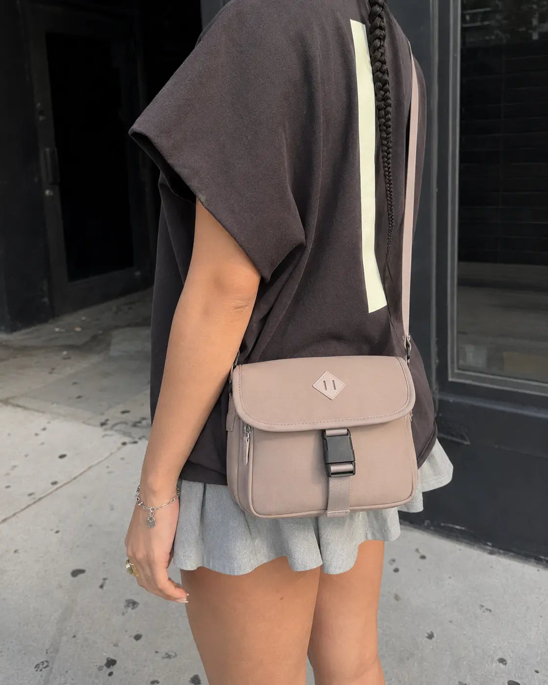 Sacoche rose poudré streetwear vue latérale