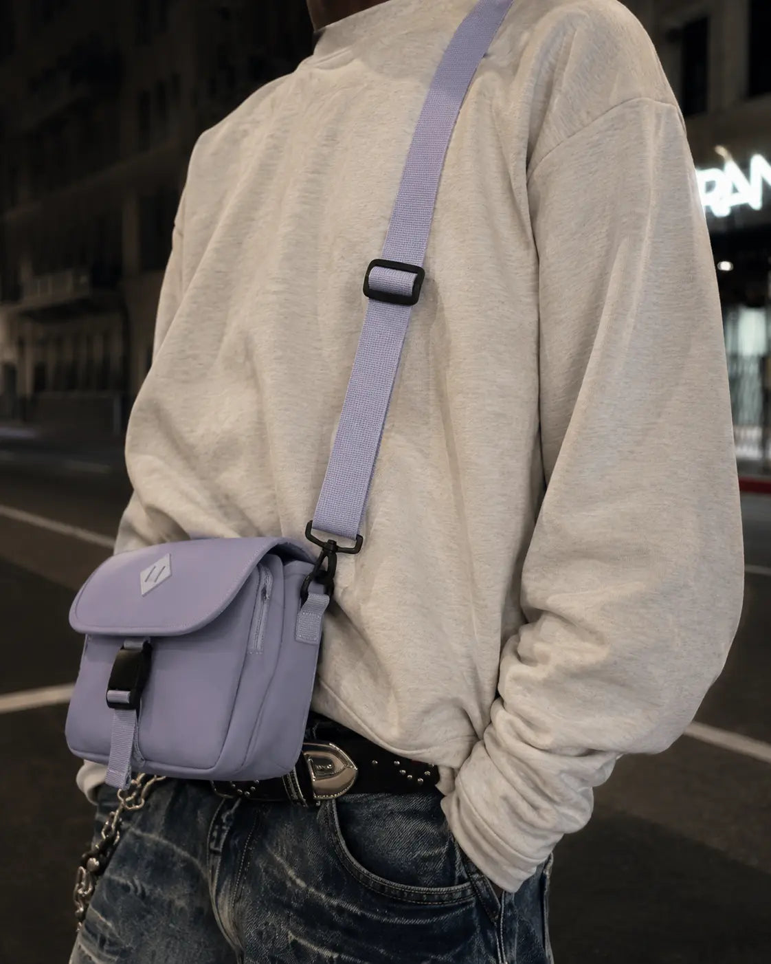 Sacoche lavande streetwear détail sangle réglable