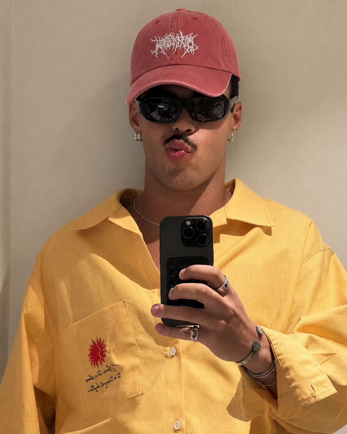 Casquette streetwear rouge portée miroir lunettes
