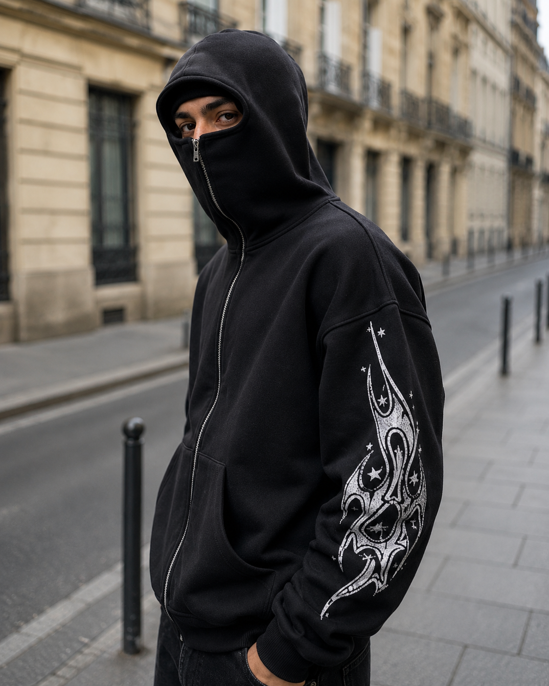  Détail print tribal argenté manche du Sweat Zippé Y2K Vrax