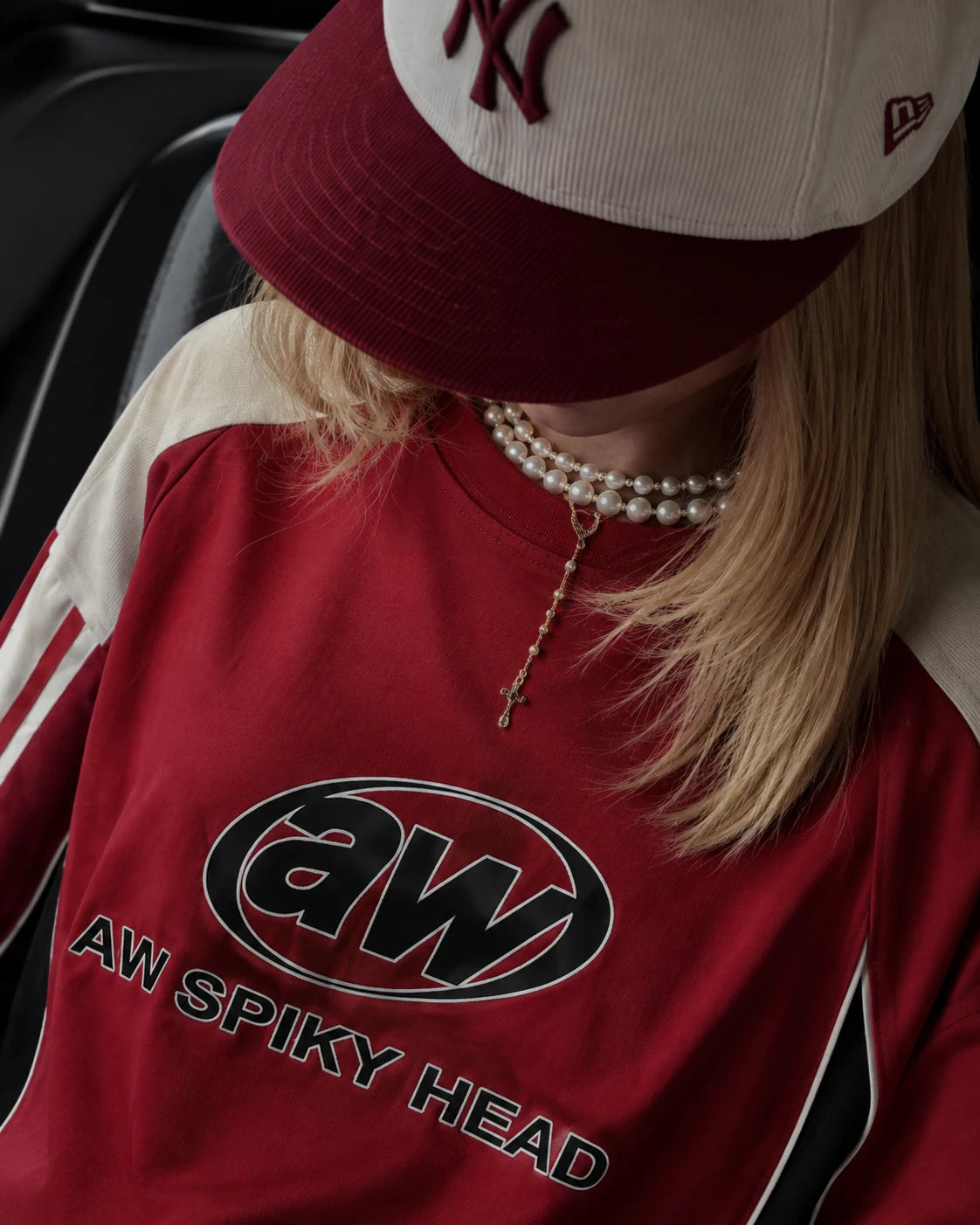Camiseta AW roja detalle logo gráfico