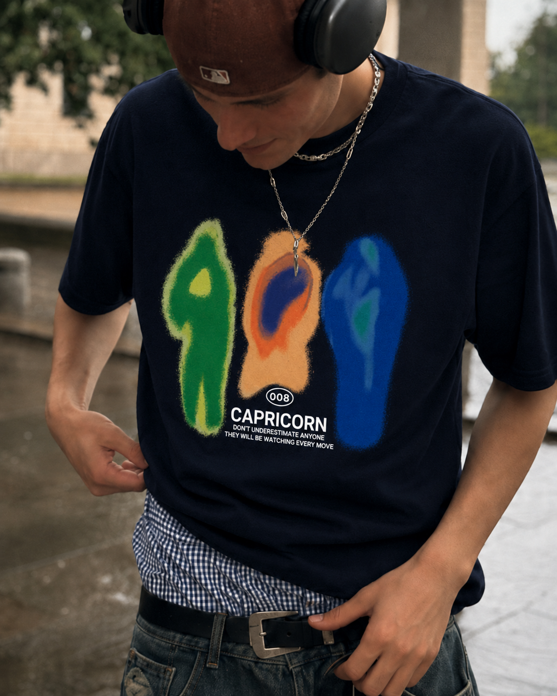 T-shirt Capricorn noir porté de trois quarts sous la pluie