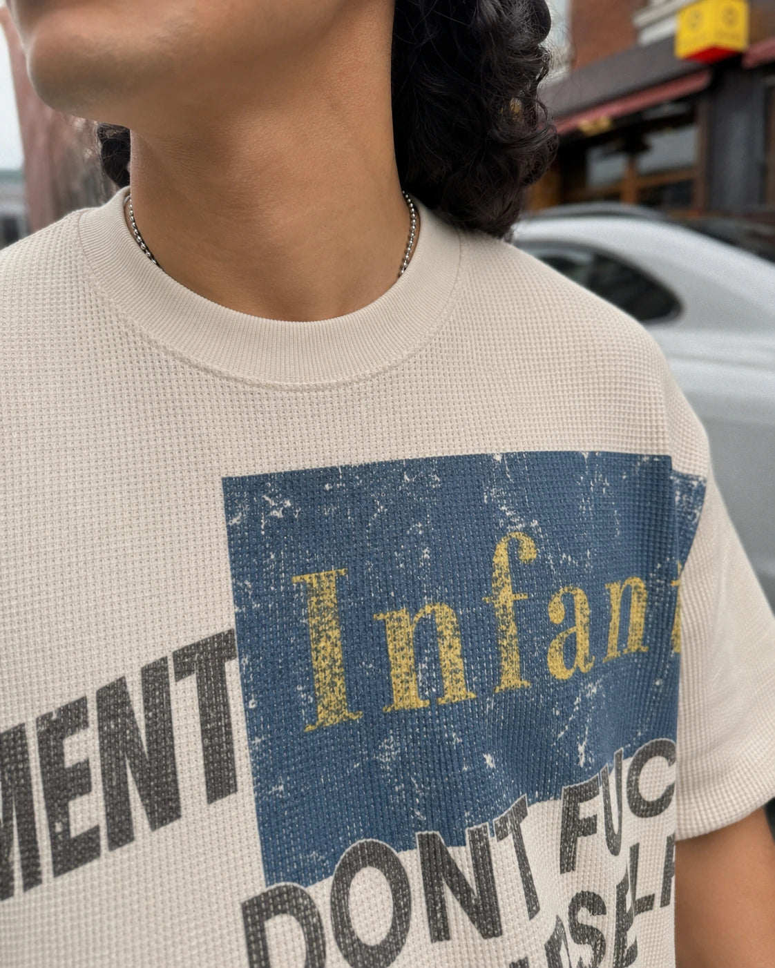 Cremefarvet DFYS T-shirt detalje slidt vintage-sloganprint