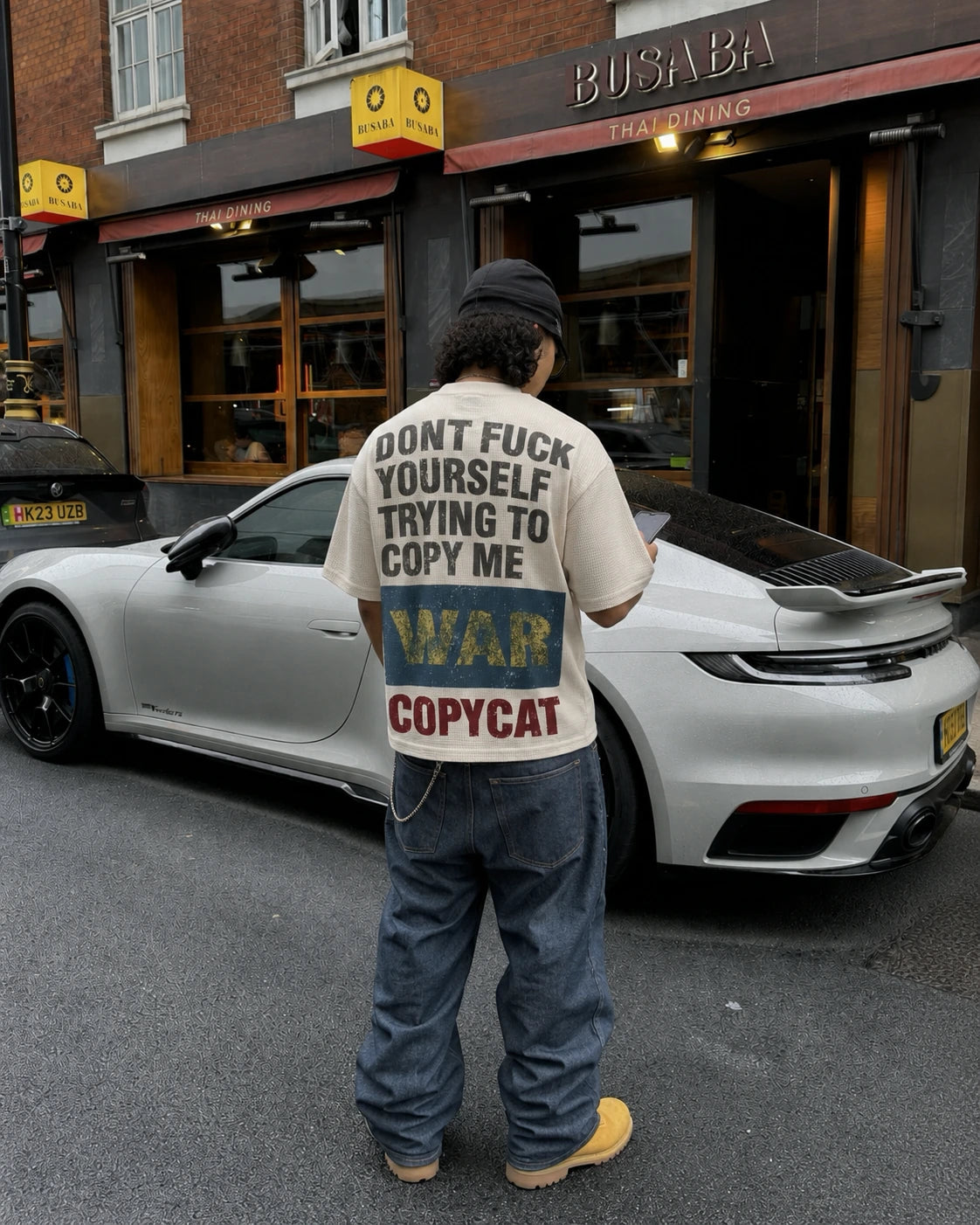 Cremefarvet DFYS grafisk T-shirt båret streetwear bagfra