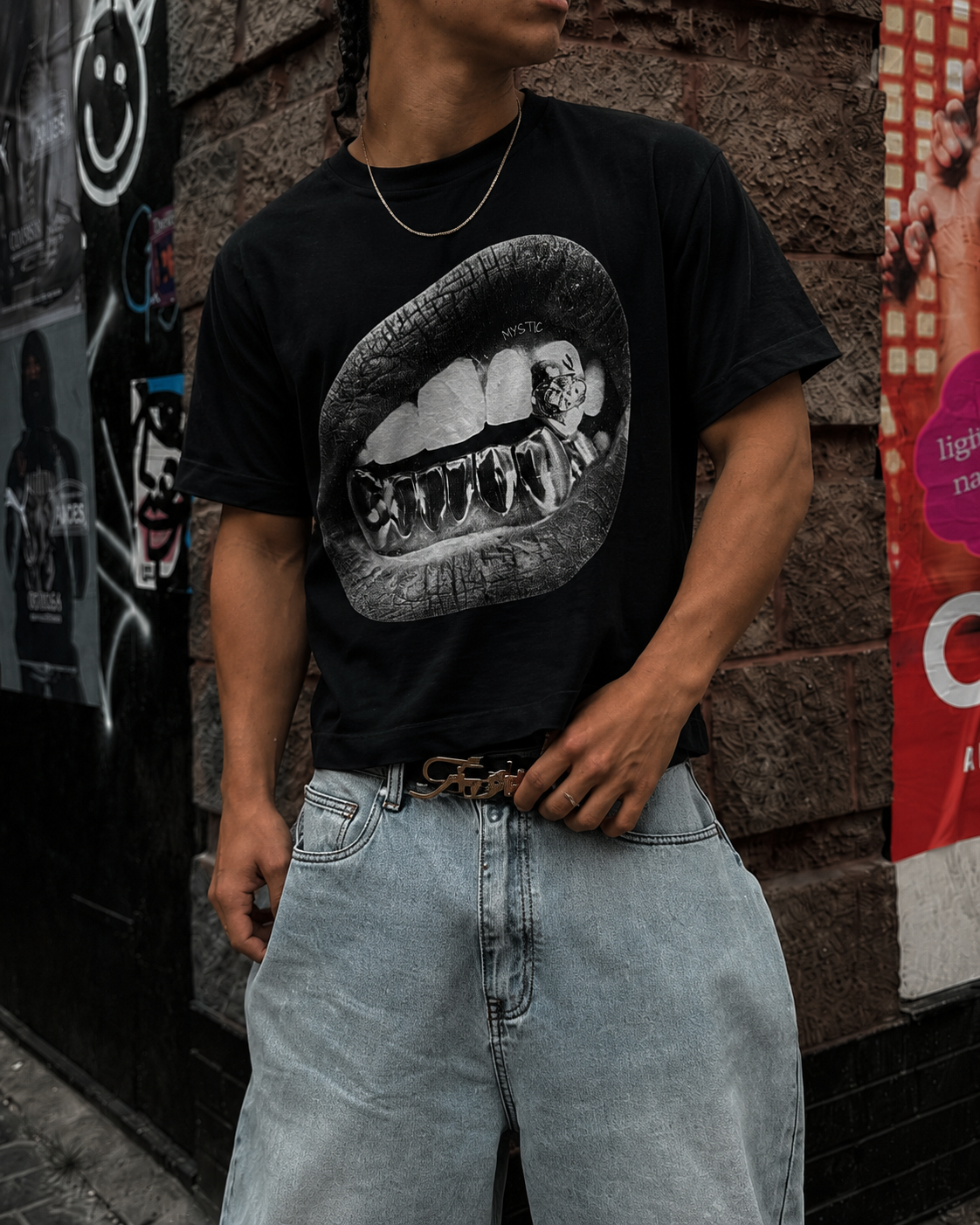 T-shirt graphic Mystic black worn with zoom sur print bouche grillz