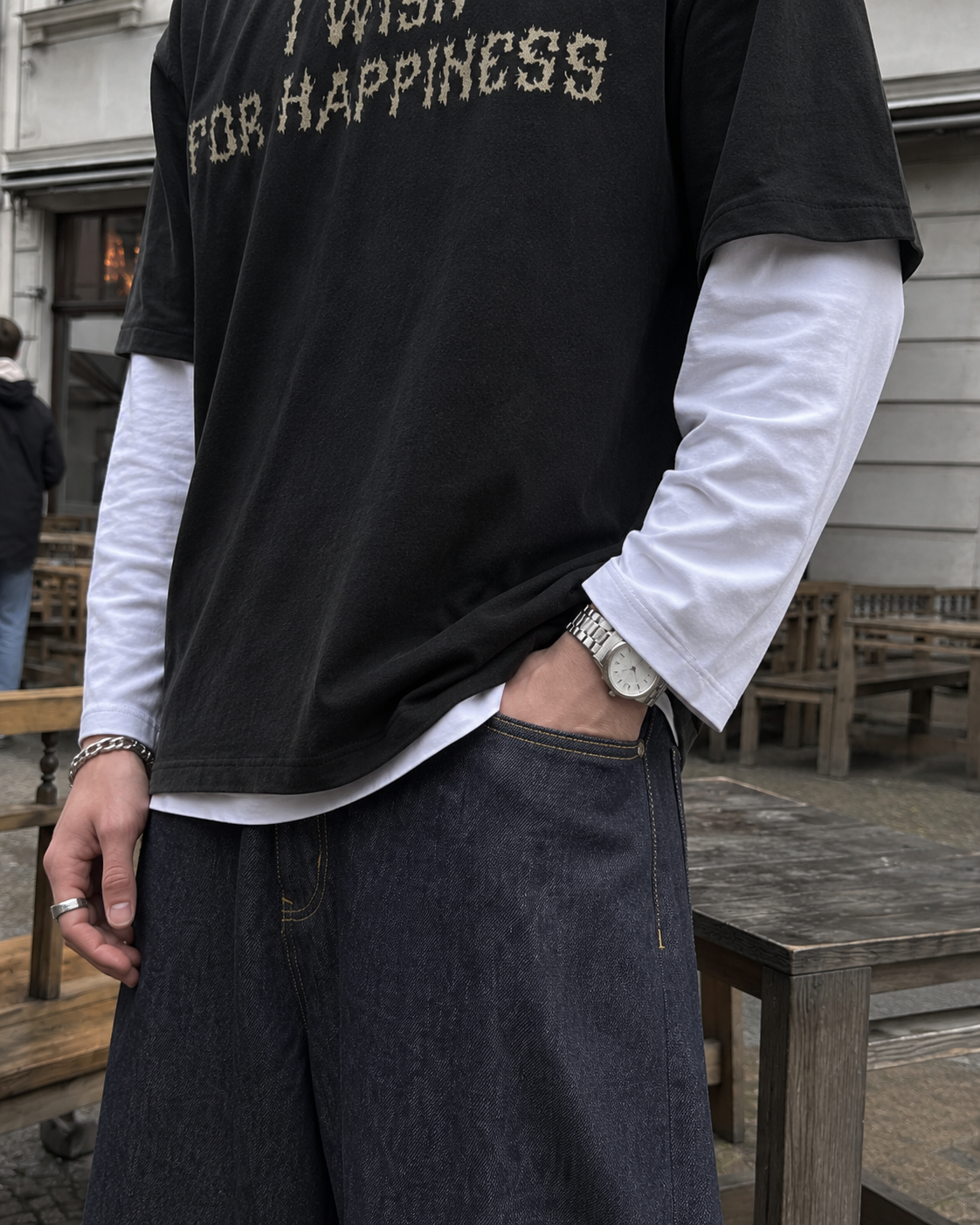 T-shirt graphic Wren black worn with zoom sur texte I wish for happiness
