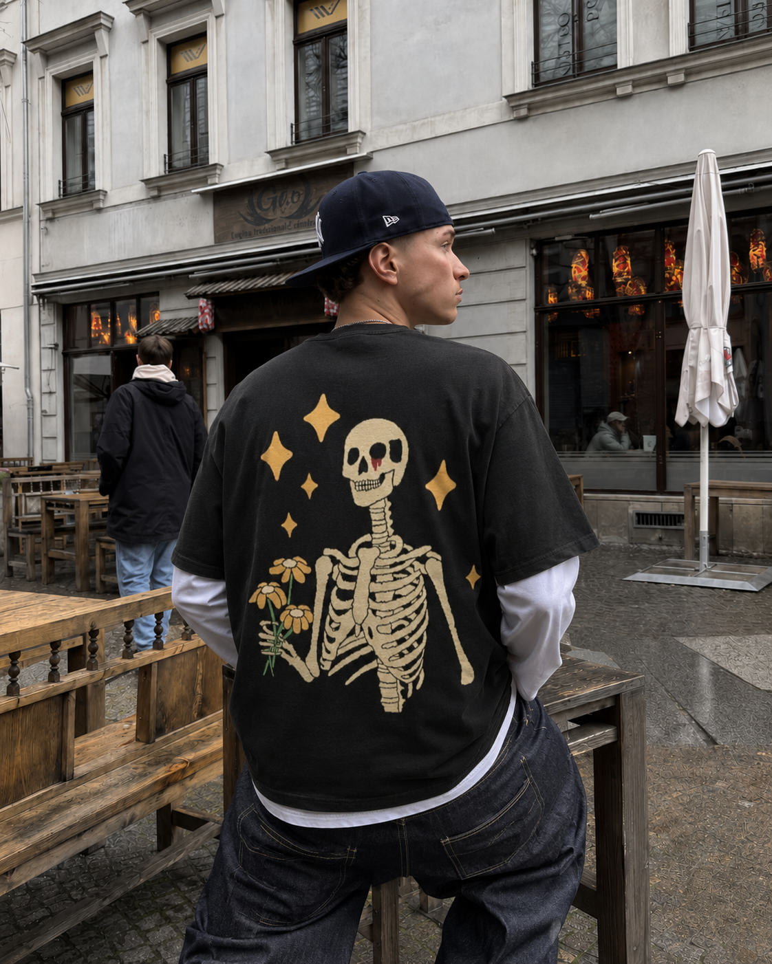 T-shirt graphic Wren black worn de back with print squelette et fleurs