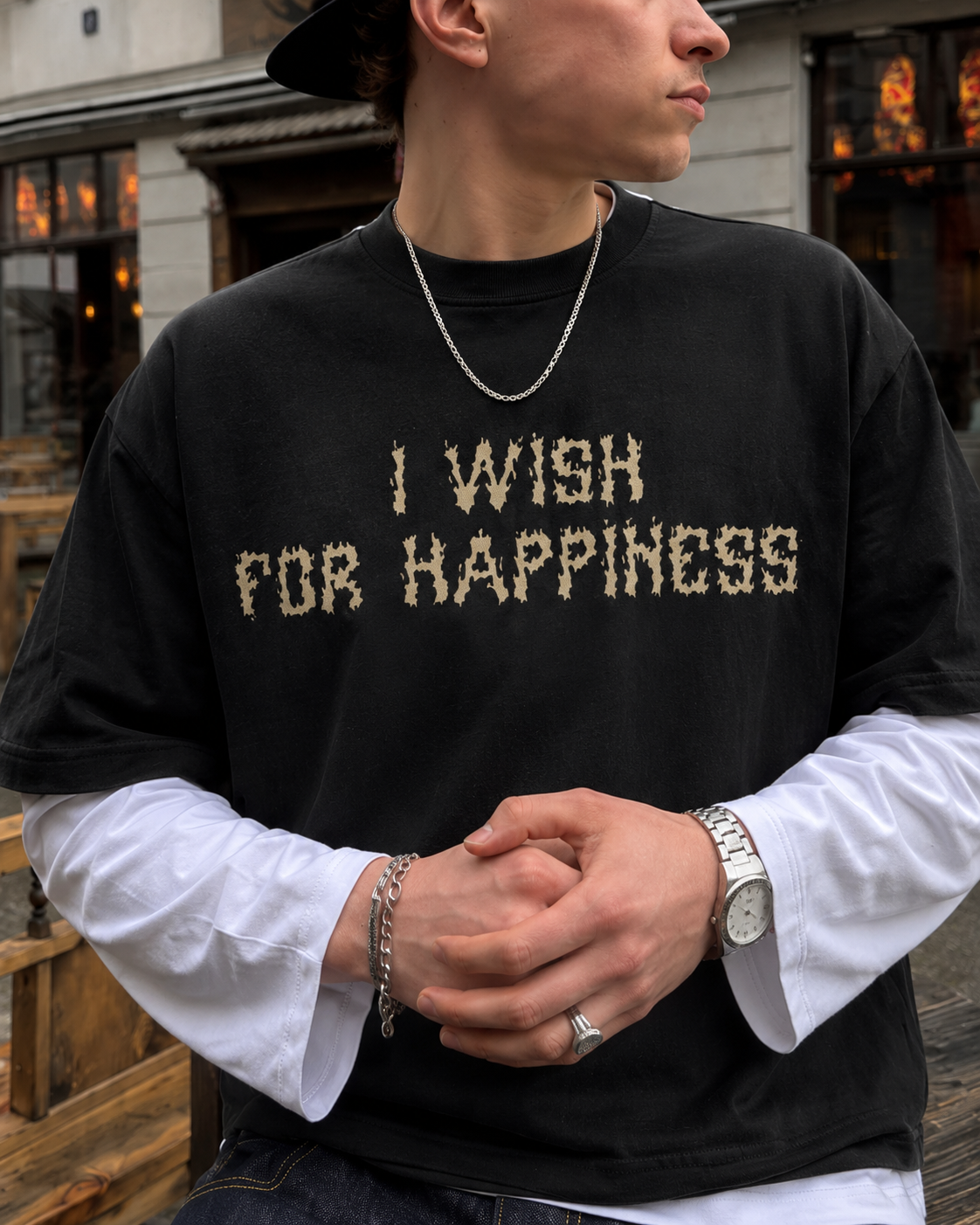 T-shirt graphic Wren black worn dans un look streetwear oversizedd